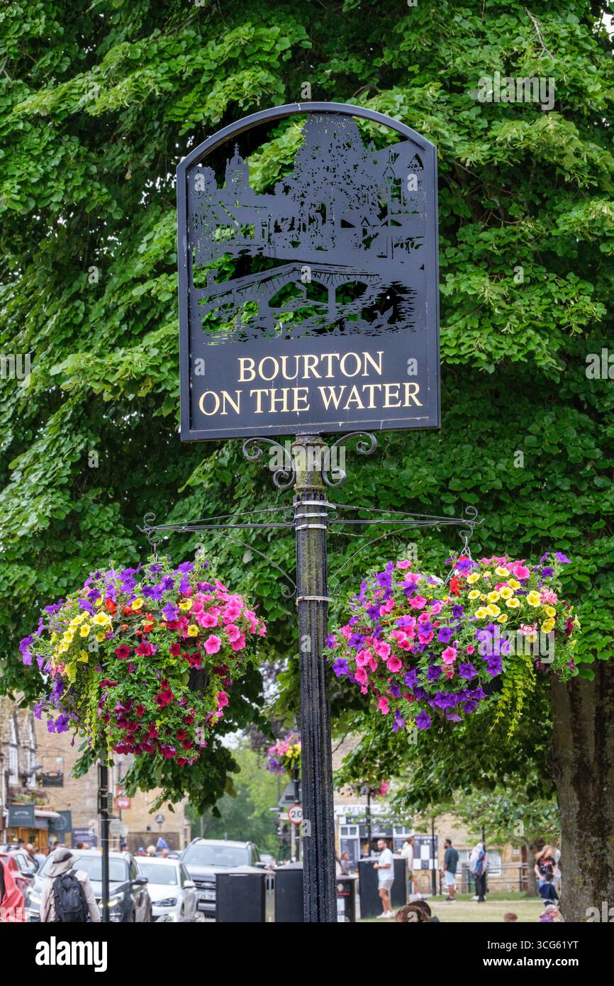 Bourton-on-the-Water, Cotswolds, Angleterre, Royaume-Uni signe d'identification de la ville. Banque D'Images