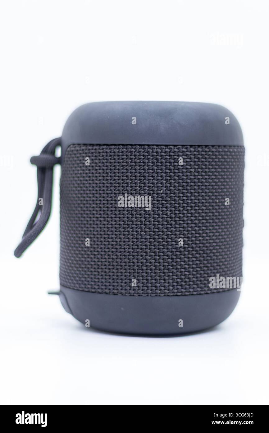 Image haute résolution d'un haut-parleur Bluetooth portable noir avec une couverture en maille de tissu, isolé sur un fond de studio blanc. Parfait pour les technologies audio, Banque D'Images