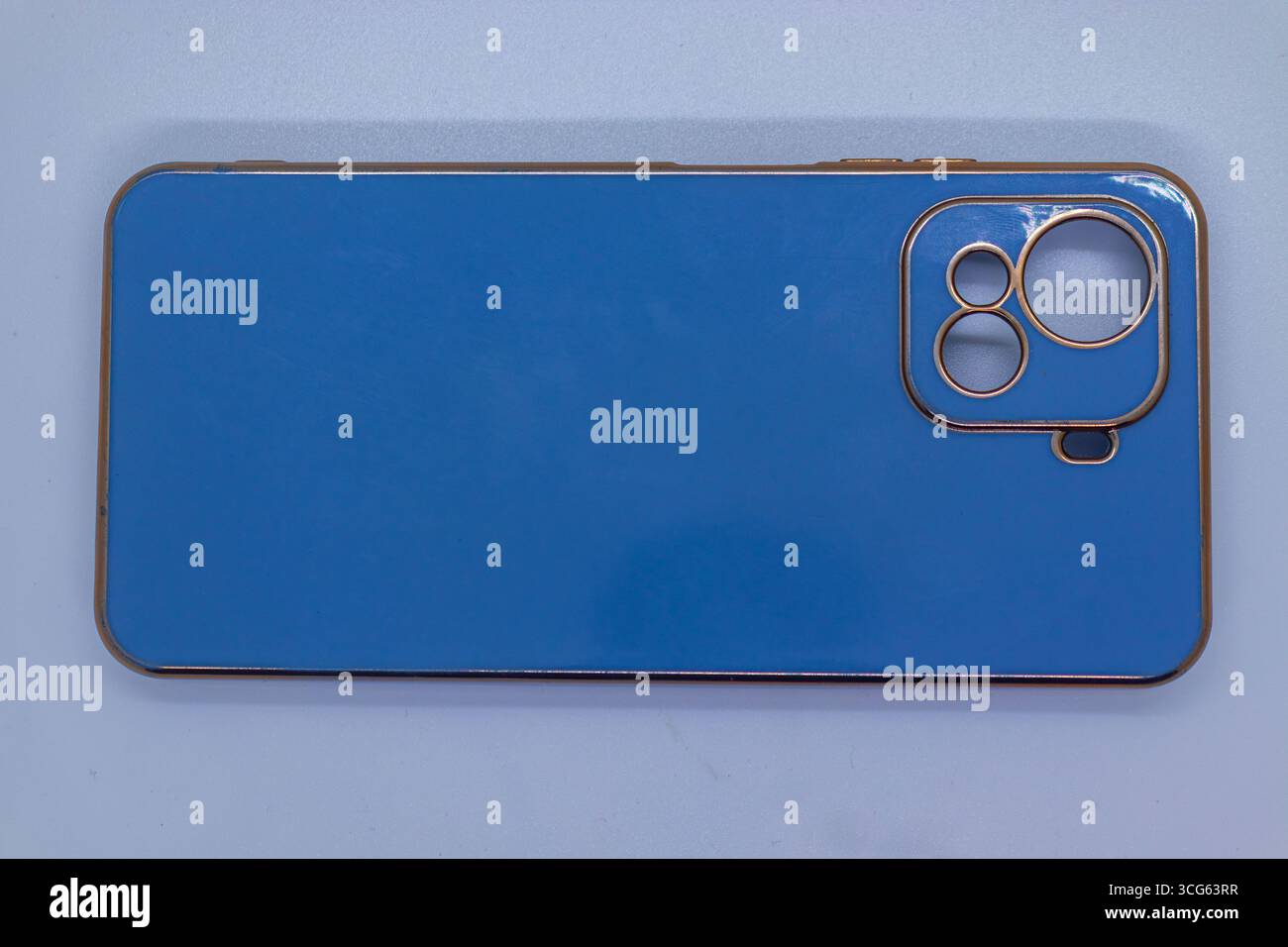 Couverture arrière de smartphone bleue isolée sur fond blanc. Banque D'Images