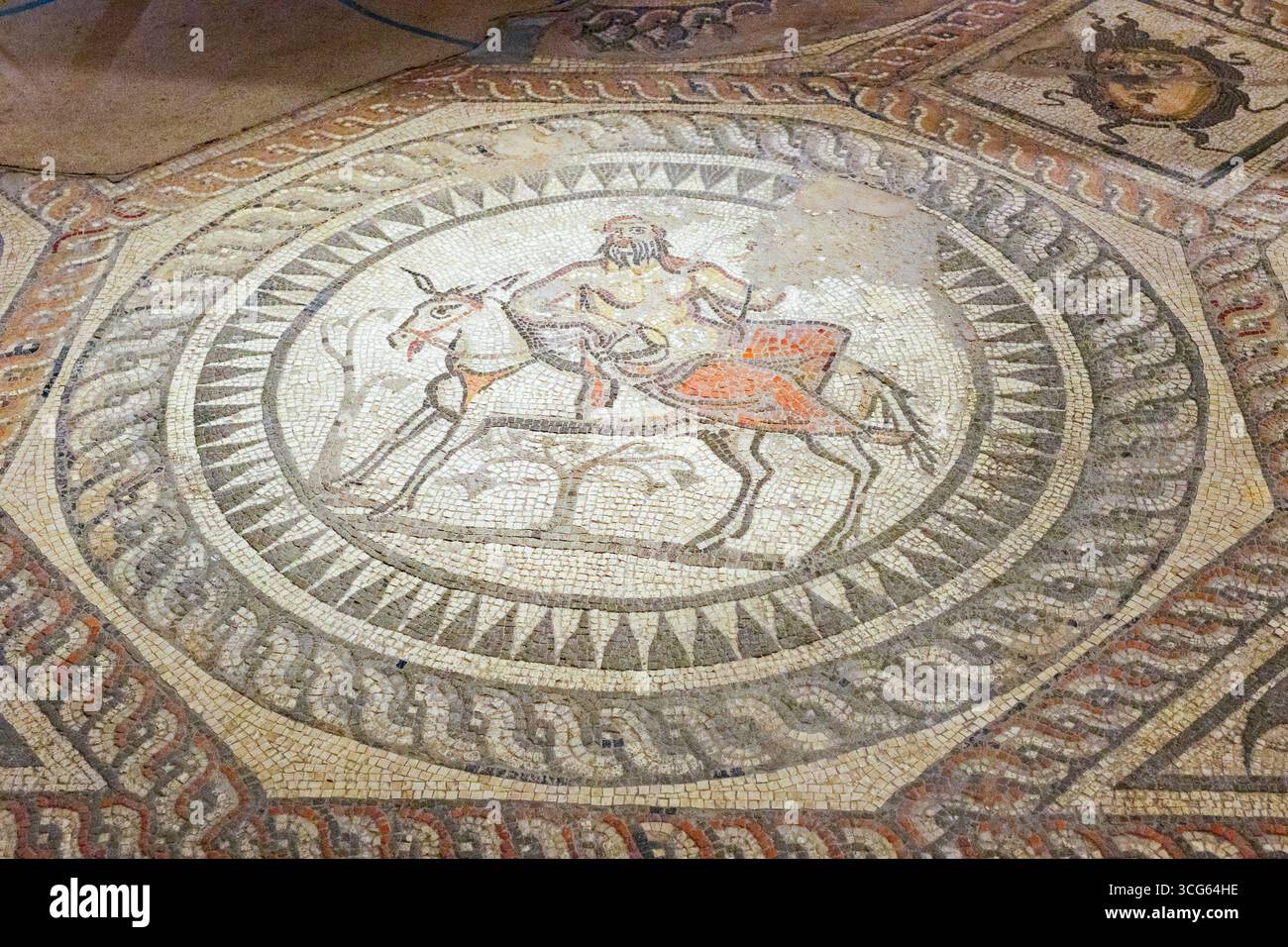 Cirencester, Cotswolds, Angleterre, musée britannique Corinium, Roman Seasons Mosaic, Silène, IIe siècle. Découvert 1849. Banque D'Images