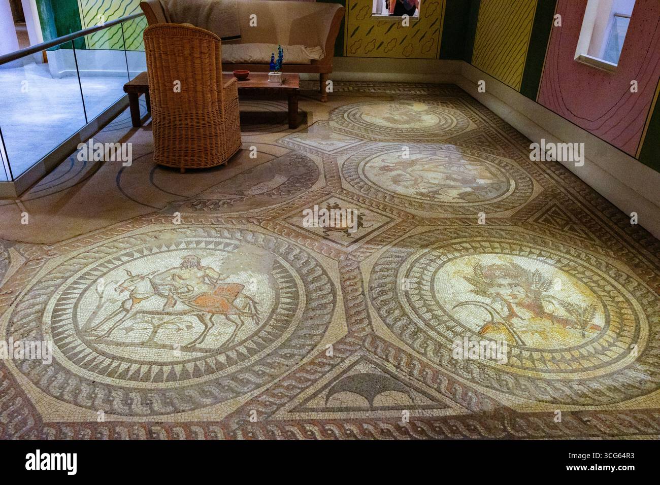 Cirencester, Cotswolds, Angleterre, Royaume-Uni Corinium Museum. Mosaïques romaines du IIe siècle : Silène à gauche, Cérès, Déesse de l'été à droite, Actaeon Banque D'Images