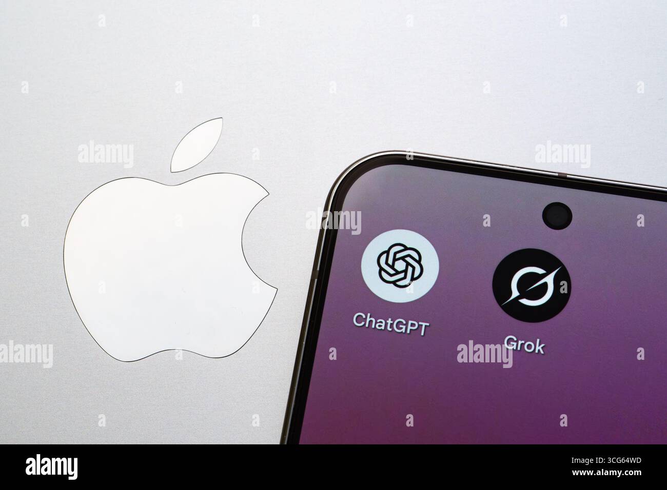 Les applications ChatGPT et Grok sont affichées sur le smartphone à côté du logo Apple, reflétant la concurrence technologique actuelle. Stafford, Royaume-Uni, 26 août 2025 Banque D'Images