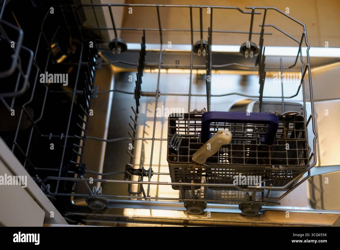 Intérieur moderne du lave-vaisselle avec panier à couverts amovible vide tâches ménagères déchargées routine Banque D'Images