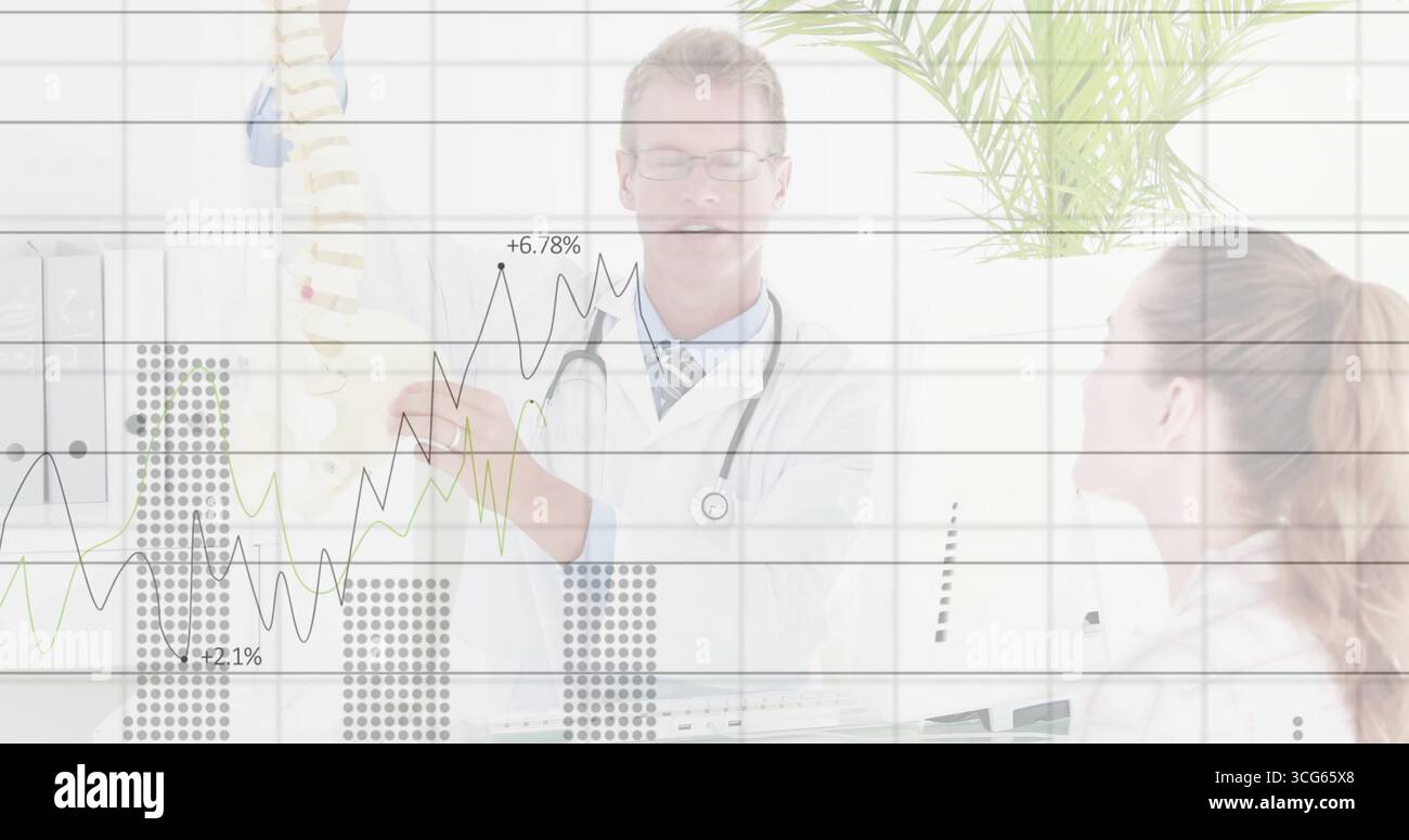 Pointant le médecin masculin expliquant le modèle de colonne vertébrale au patient à la clinique, avec stéthoscope Banque D'Images
