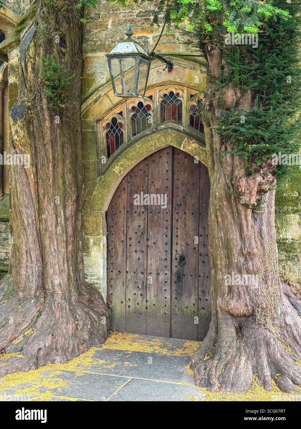 Stow-on-the-Wold, Angleterre, Royaume-Uni porte de l'église d'Edward, que certains croyaient avoir inspiré les portes de Durin de Tolkien dans le Seigneur des anneaux. Banque D'Images