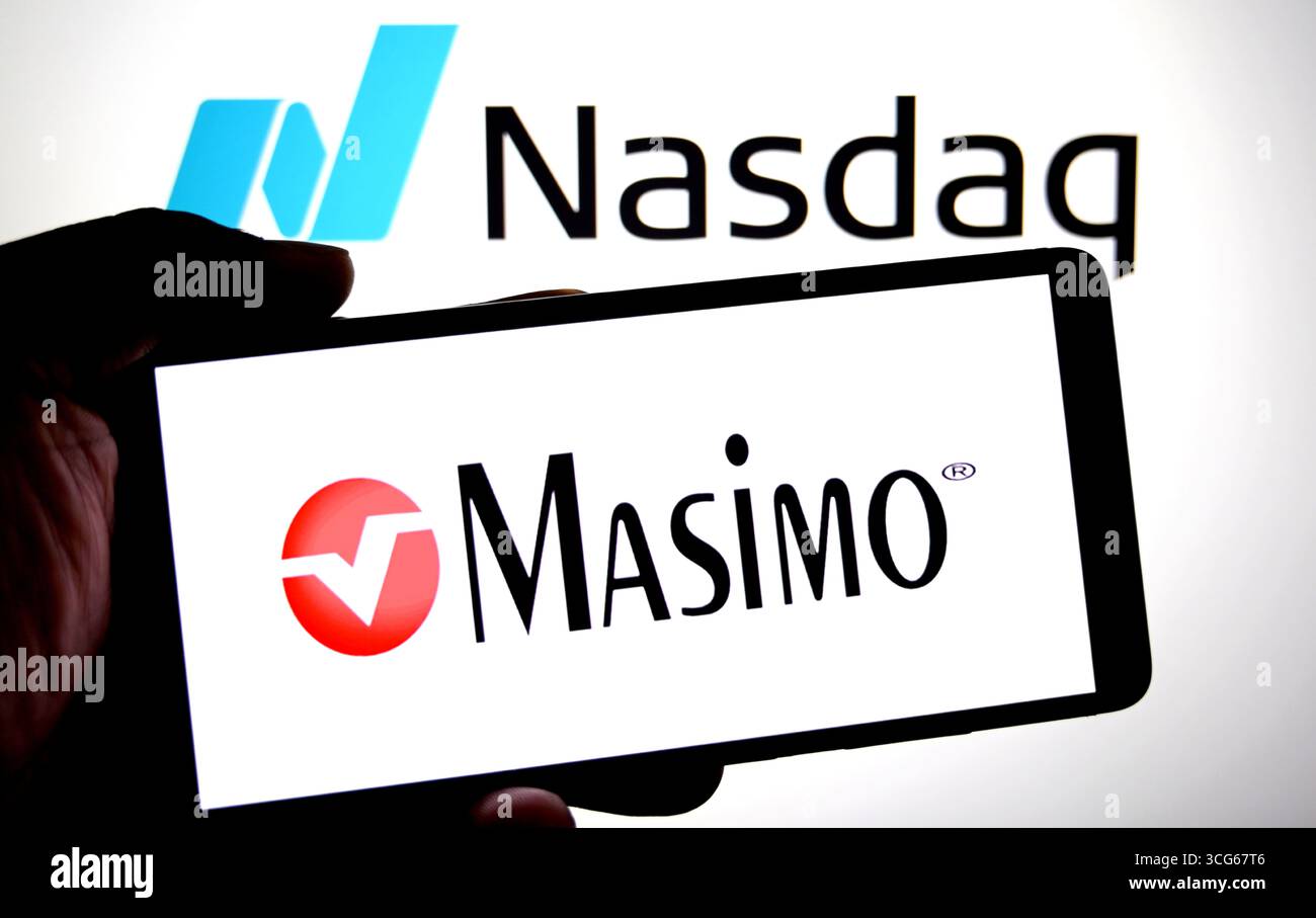 Dans cette illustration photo, le logo Masimo est affiché sur un smartphone avec un logo Nasdaq en arrière-plan. Banque D'Images