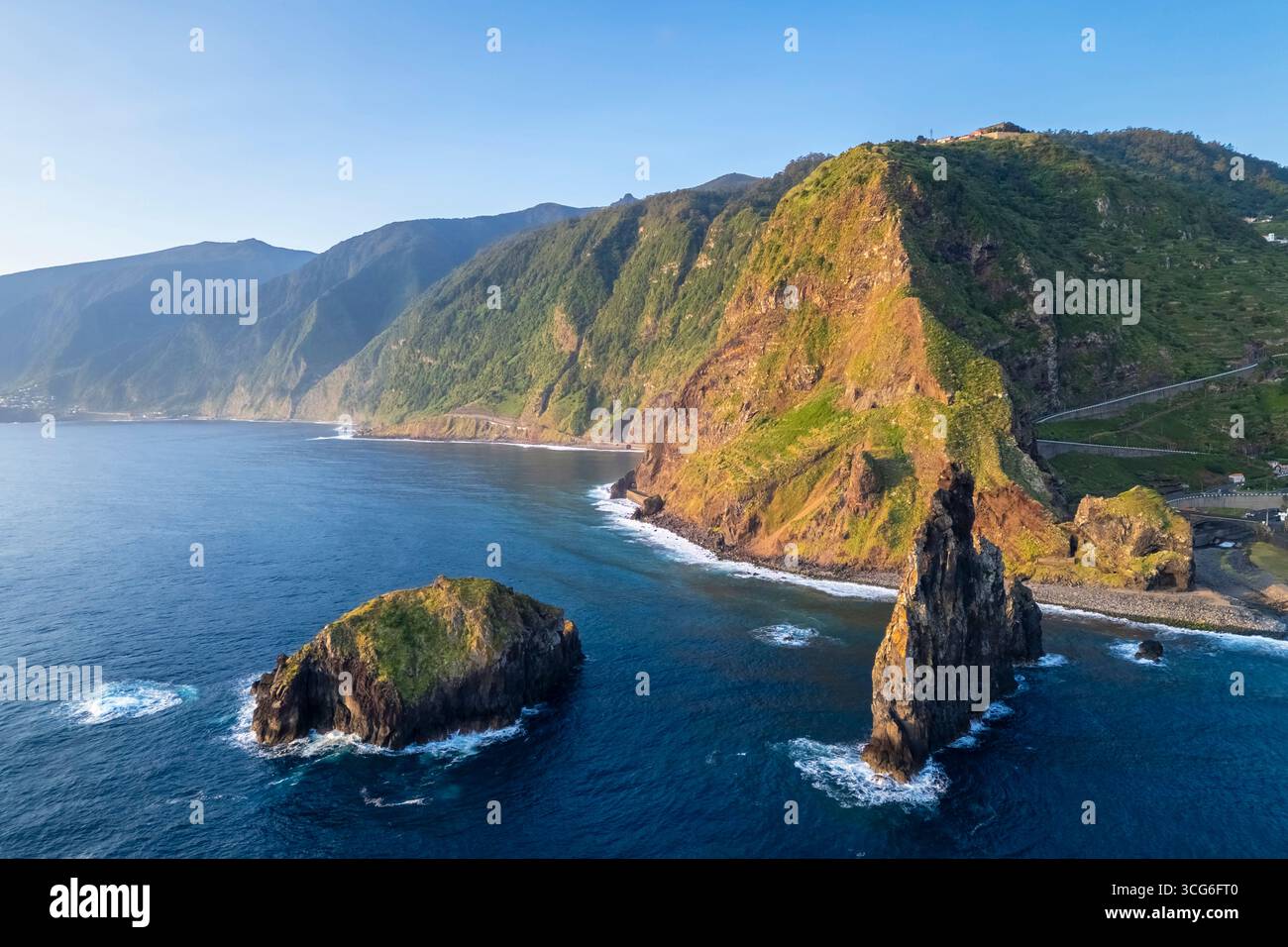 Vue aérienne des piles de mer appelées Ilheus da Rib et Ribeira da Janela au lever du soleil. Ribeira da Janela, Madère, Portugal, Europe. Banque D'Images