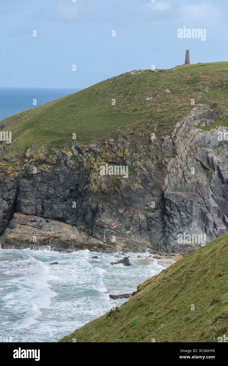 Cornwall, Angleterre, U.K. Coast Trail, Stepper point Daymark, construit en 1830, aide à la navigation pour les marins en journée. Banque D'Images