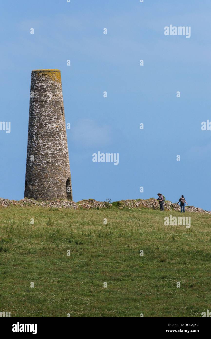Cornwall, Angleterre, U.K. Coast Trail, Stepper point Daymark, construit en 1830, aide à la navigation pour les marins en journée. Banque D'Images
