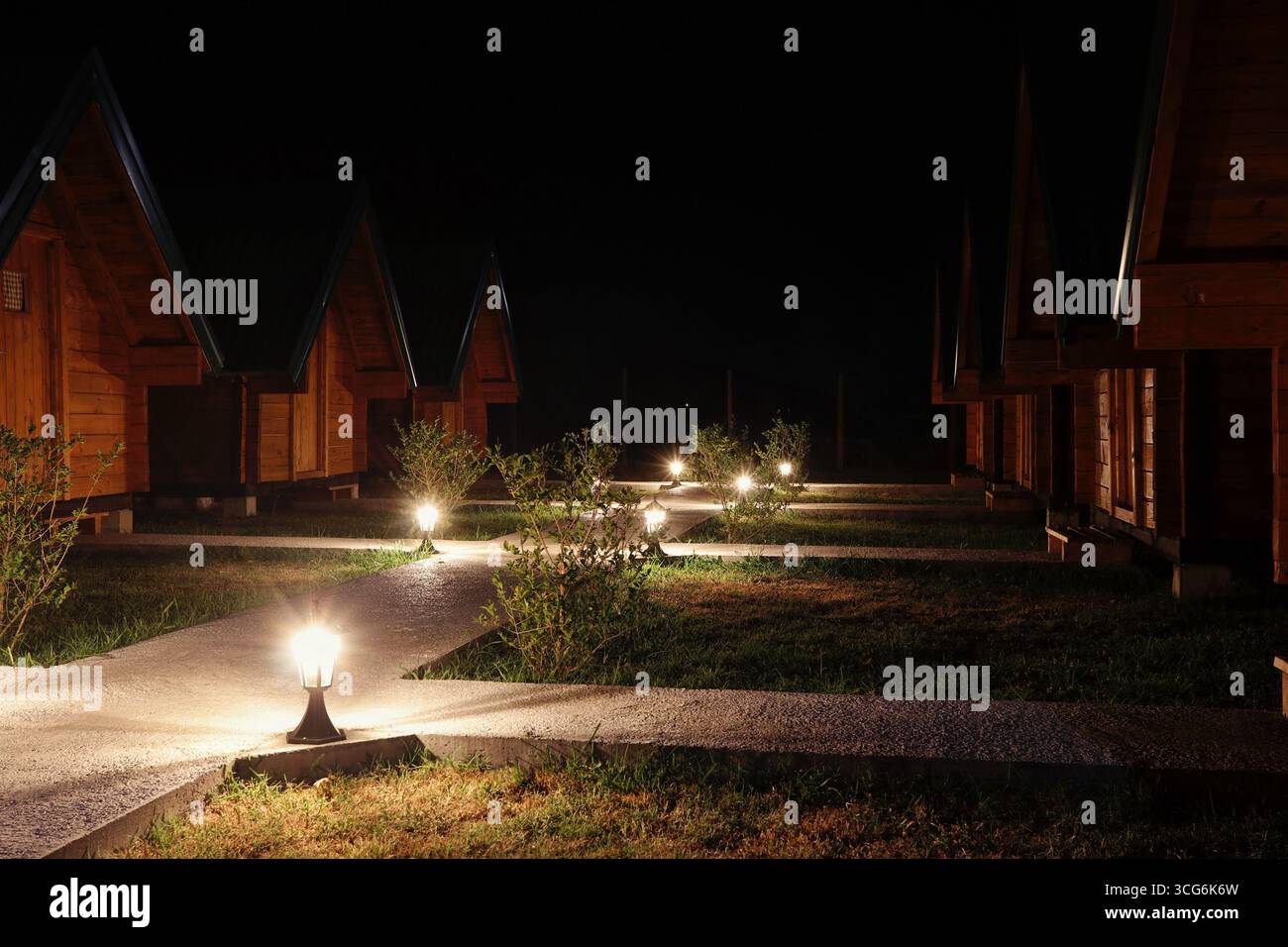 Les cabanes du Camp River à Virpazar, Monténégro, sont situées dans un paysage montagneux paisible à seulement 3,2 km du lac de Skadar. Idéal pour les retraites nature Banque D'Images