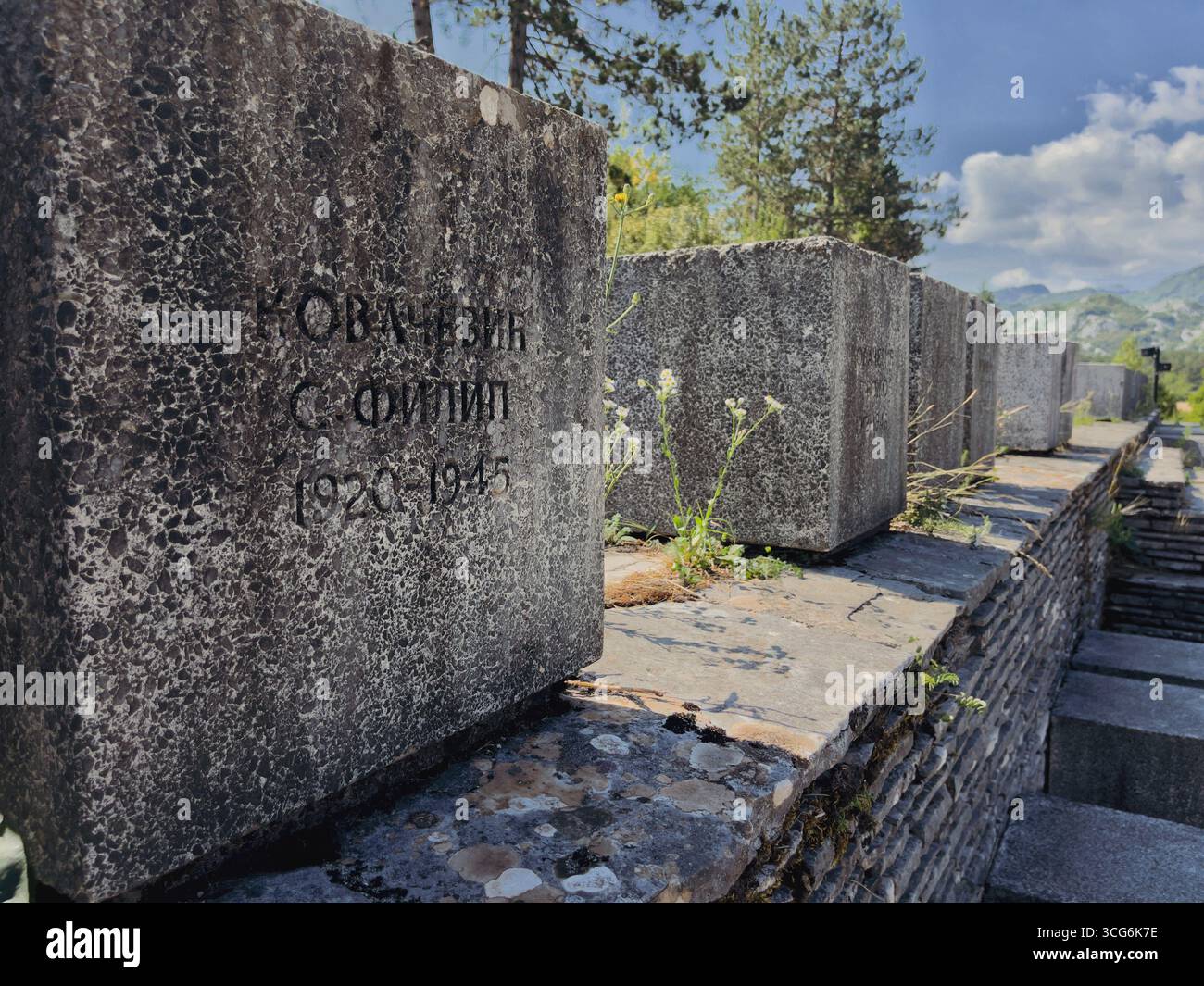 Monument à Sava Kovačević à Grahovo, Monténégro. Des figures de bronze rendent hommage aux combattants partisans et à la résistance de la seconde Guerre mondiale dans un cadre montagneux pittoresque Banque D'Images
