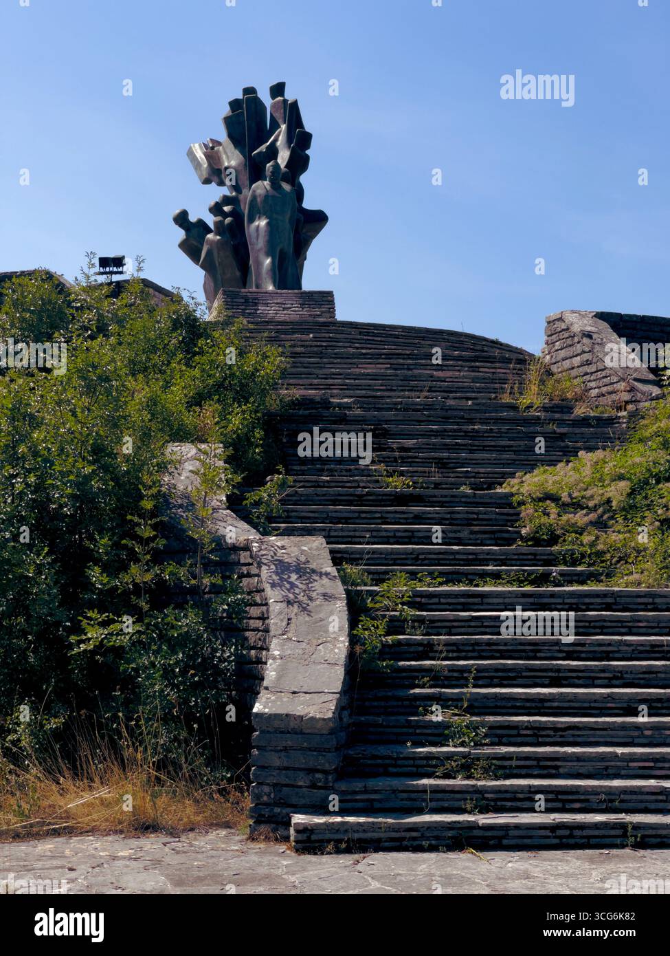Monument à Sava Kovačević à Grahovo, Monténégro. Des figures de bronze rendent hommage aux combattants partisans et à la résistance de la seconde Guerre mondiale dans un cadre montagneux pittoresque Banque D'Images