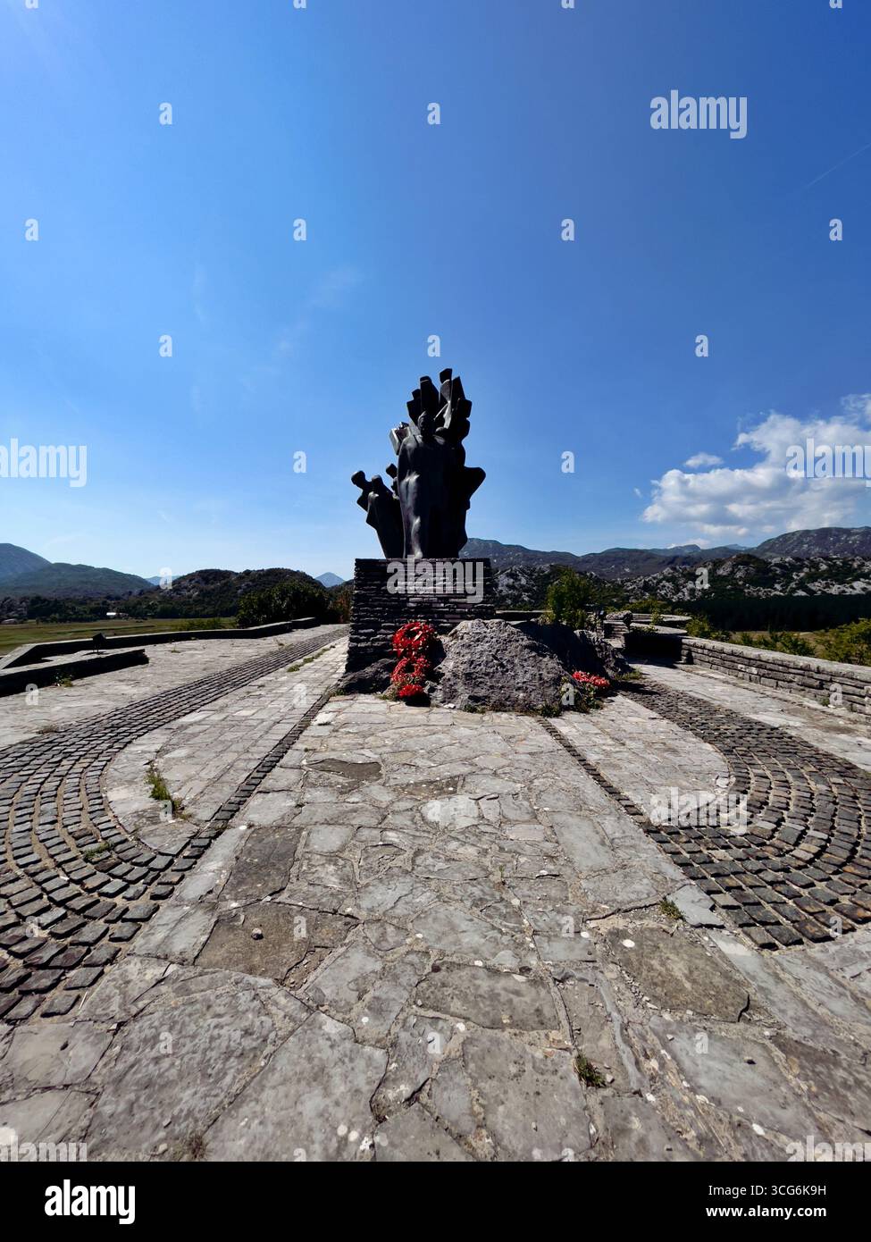 Monument à Sava Kovačević à Grahovo, Monténégro. Des figures de bronze rendent hommage aux combattants partisans et à la résistance de la seconde Guerre mondiale dans un cadre montagneux pittoresque Banque D'Images