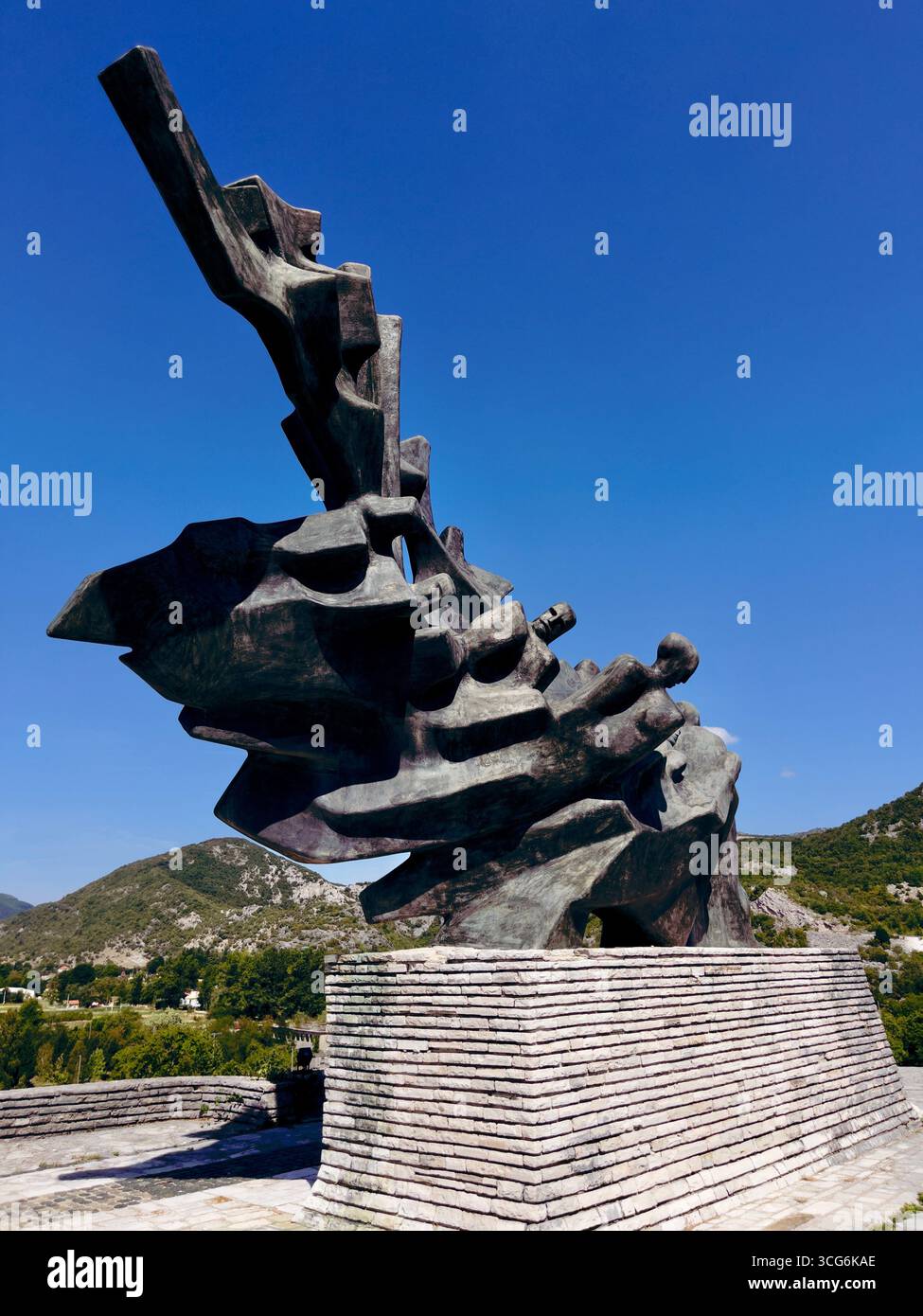 Monument à Sava Kovačević à Grahovo, Monténégro. Des figures de bronze rendent hommage aux combattants partisans et à la résistance de la seconde Guerre mondiale dans un cadre montagneux pittoresque Banque D'Images