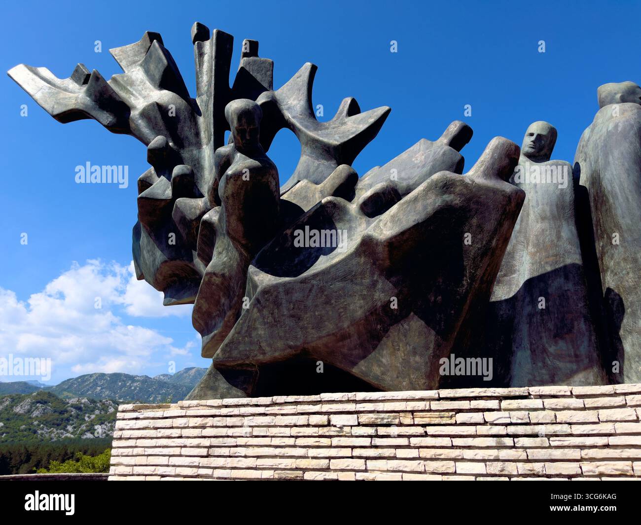 Monument à Sava Kovačević à Grahovo, Monténégro. Des figures de bronze rendent hommage aux combattants partisans et à la résistance de la seconde Guerre mondiale dans un cadre montagneux pittoresque Banque D'Images
