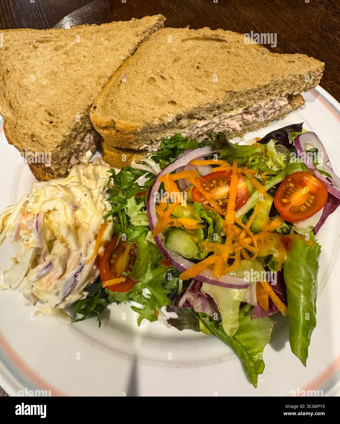 Tintagel, Cornouailles, Angleterre, Royaume-Uni déjeuner, salade de poulet, sandwich et salade. Banque D'Images