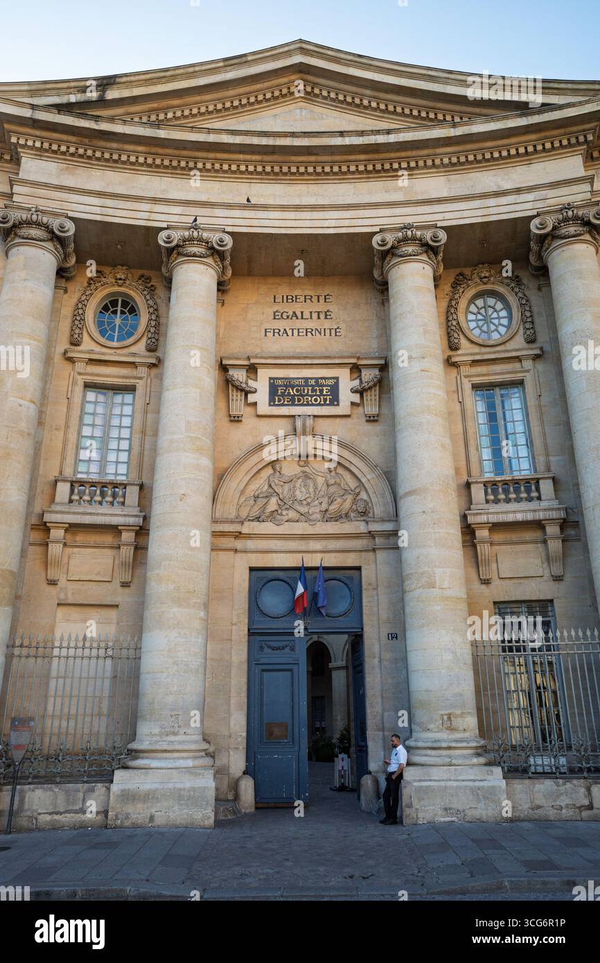 L'entrée ornée de la faculté de droit de l'Université de Paris à Paris avec la devise 'liberté, Egalite, Fraternité'. Banque D'Images