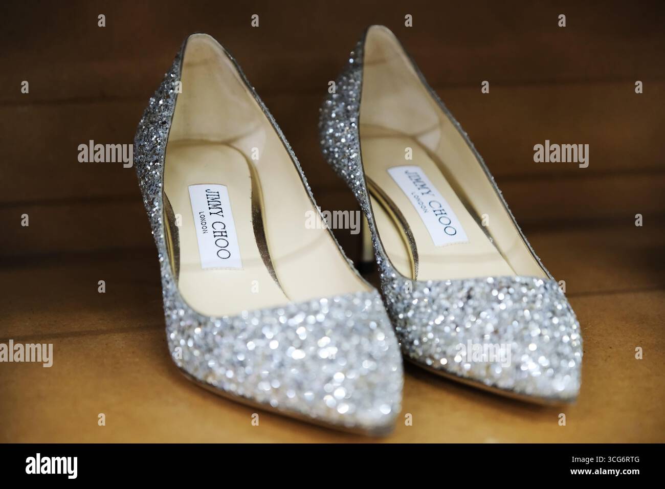 Shanghai, Chine-26 juillet 2025 : chaussures Jimmy Choo Romy Pumps en magasin Banque D'Images