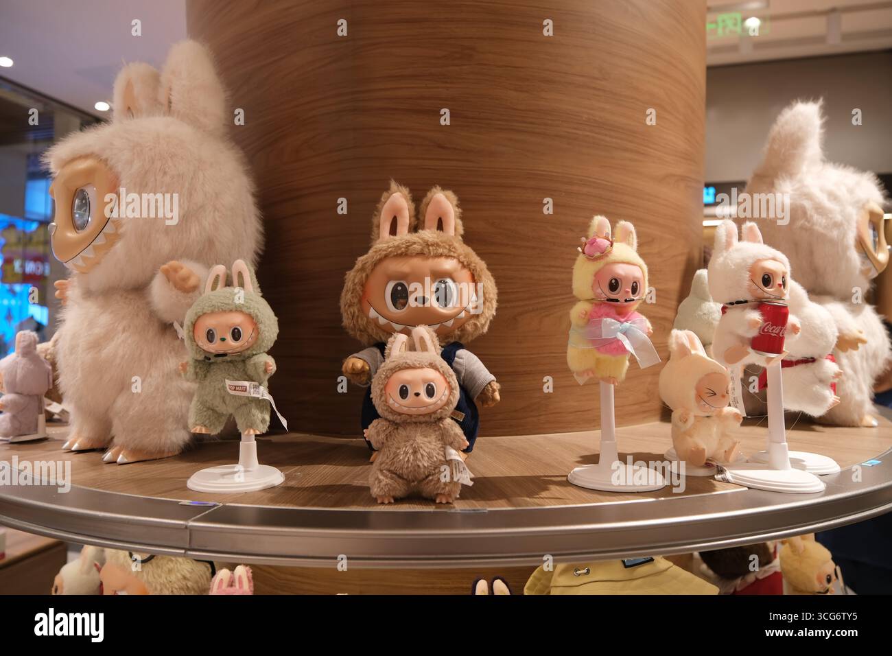 Shanghai, Chine-21 juin 2025 : poupée de jouet Labubu dans le magasin POP MART Banque D'Images