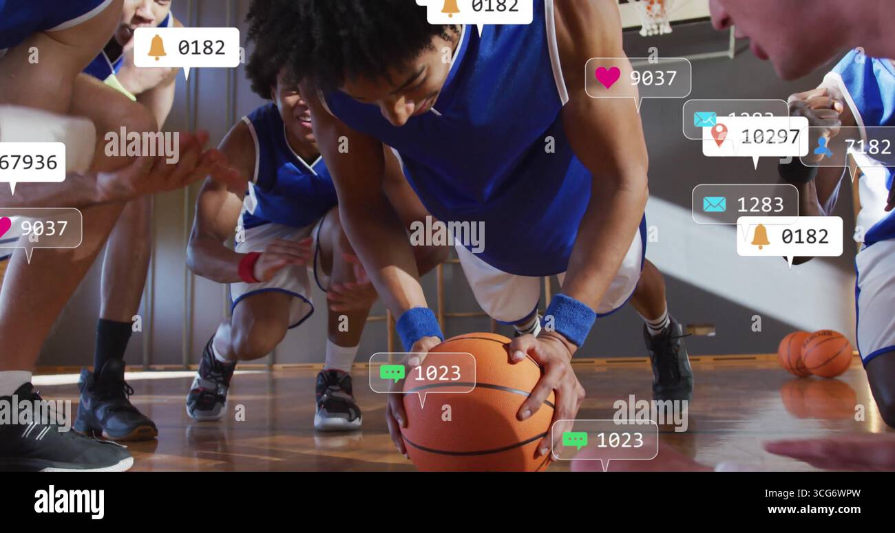 Joueur masculin de plongée portant un uniforme bleu sécurisant le basket-ball sur le terrain de gymnastique, avec des icônes de médias sociaux Banque D'Images