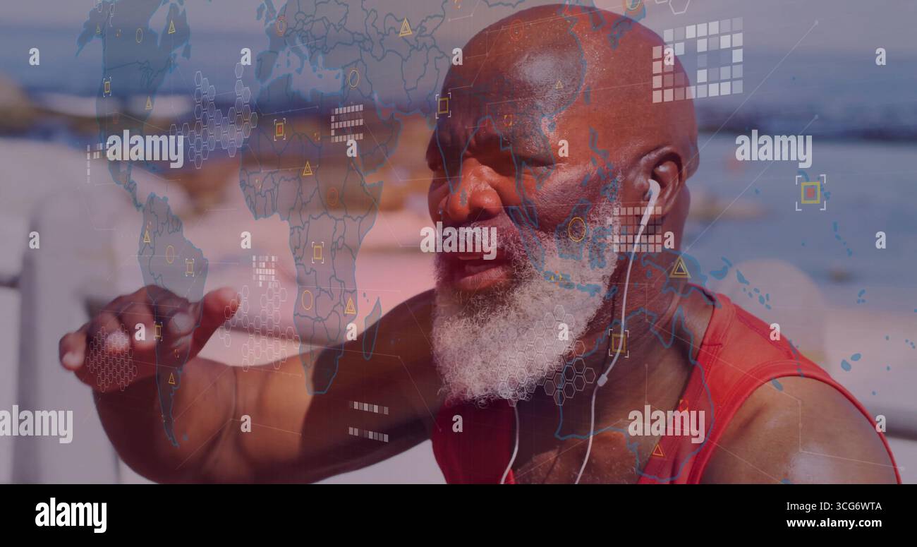 Homme penché portant un débardeur rouge et des écouteurs sur la balustrade par la mer, superposition de carte du monde numérique Banque D'Images