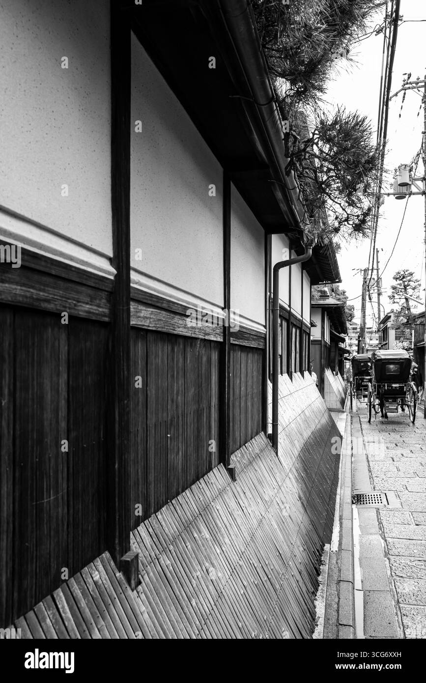 Photographie en noir et blanc montrant Inuyarai en bambou ou barrière pour chiens sur le côté des bâtiments traditionnels japonais, Kinencho, Higashiyama Ward, Kyoto, Banque D'Images