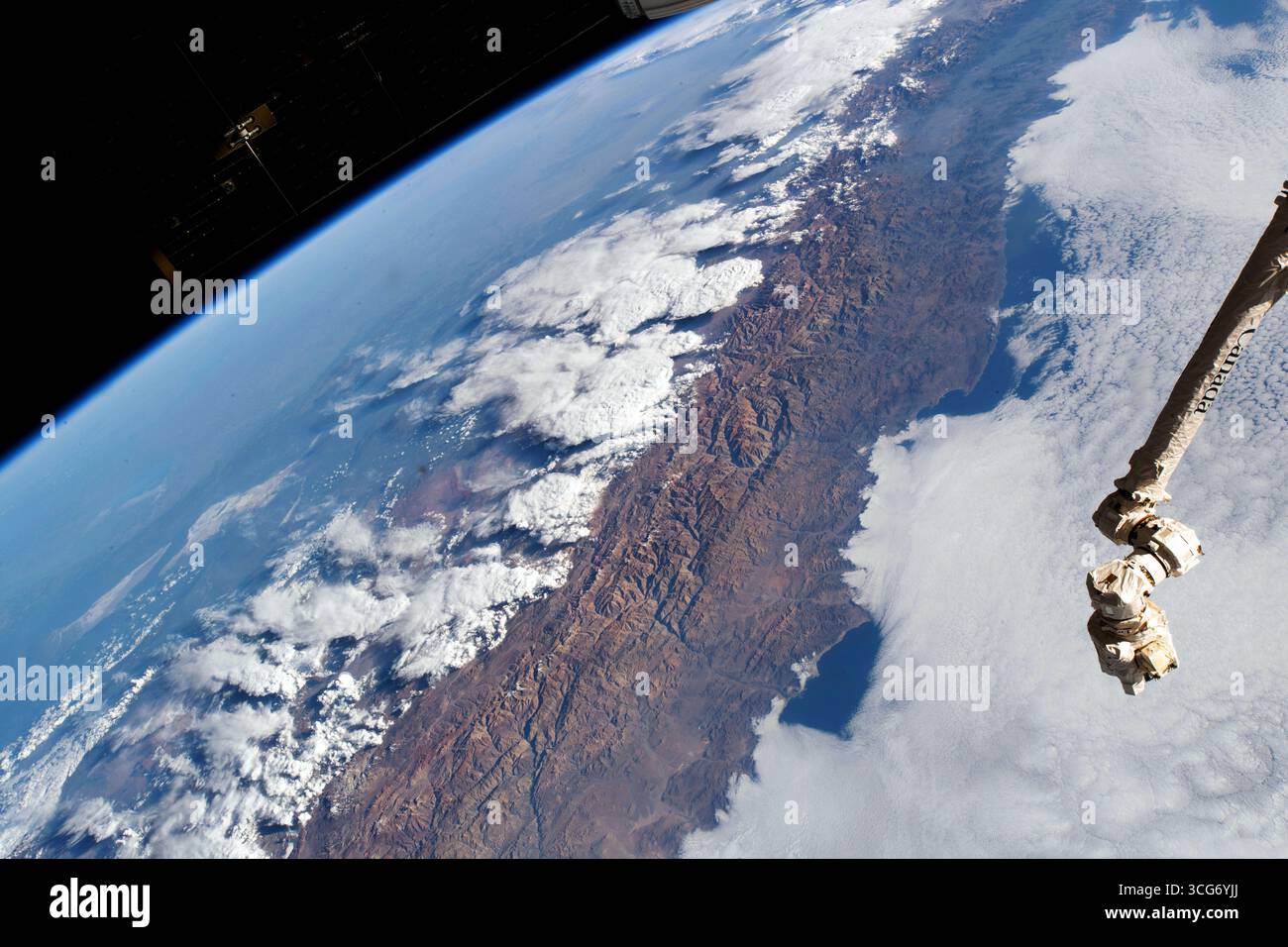La côte Pacifique couverte de nuages de la nation sud-américaine du Chili contraste avec la chaîne des Andes et les formations nuageuses qui s'étendent sur l'Argentine. Photographié depuis la Station spatiale internationale. Une version optimisée d'une image originale de la NASA : crédit : NASA Banque D'Images La côte Pacifique couverte de nuages de la nation sud-américaine du Chili contraste avec la chaîne des Andes et les formations nuageuses qui s'étendent sur l'Argentine. Photographié depuis la Station spatiale internationale. Une version optimisée d'une image originale de la NASA : crédit : NASA Banque D'Images