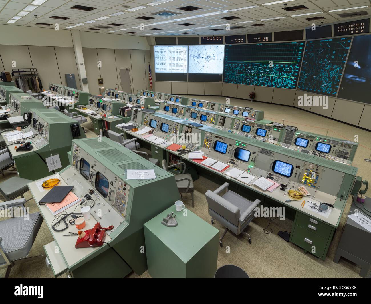 Restaurez Apollo MOCR dans sa configuration finale. Une équipe inégalée d'experts dans un centre de contrôle de mission au Johnson Space Center de la NASA à Houston a fait atterrir les premiers humains sur la Lune. Maintenant, le centre de contrôle de mission Apollo est restauré dans sa configuration de l'ère Apollo pour ressembler exactement à ce qu'il faisait le 20 juillet 1969. Une version optimisée d'une image originale de la NASA : crédit : NASA/RMarkowitz Banque D'Images