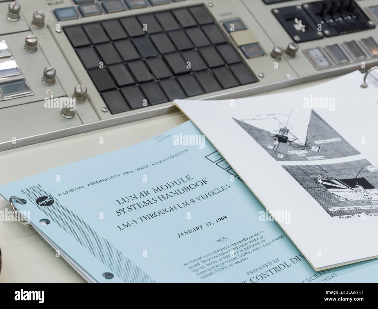 Restaurez Apollo MOCR dans sa configuration finale. Une équipe inégalée d'experts dans un centre de contrôle de mission au Johnson Space Center de la NASA à Houston a fait atterrir les premiers humains sur la Lune. Maintenant, le centre de contrôle de mission Apollo est restauré dans sa configuration de l'ère Apollo pour ressembler exactement à ce qu'il faisait le 20 juillet 1969. Une version optimisée d'une image originale de la NASA : crédit : NASA/RMarkowitz Banque D'Images