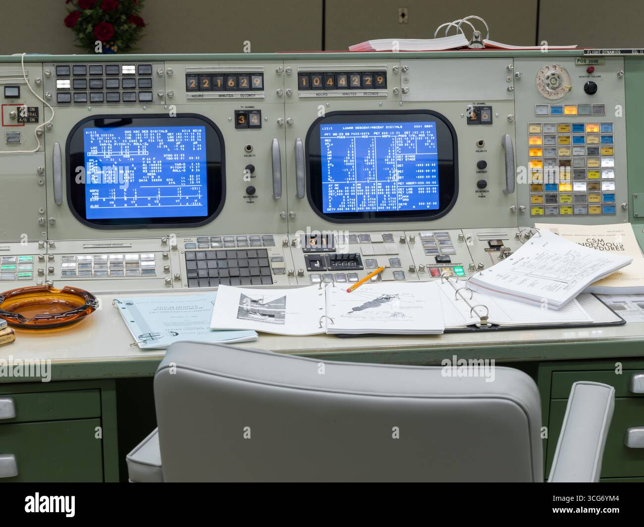 Restaurez Apollo MOCR dans sa configuration finale. Une équipe inégalée d'experts dans un centre de contrôle de mission au Johnson Space Center de la NASA à Houston a fait atterrir les premiers humains sur la Lune. Maintenant, le centre de contrôle de mission Apollo est restauré dans sa configuration de l'ère Apollo pour ressembler exactement à ce qu'il faisait le 20 juillet 1969. Une version optimisée d'une image originale de la NASA : crédit : NASA/RMarkowitz Banque D'Images