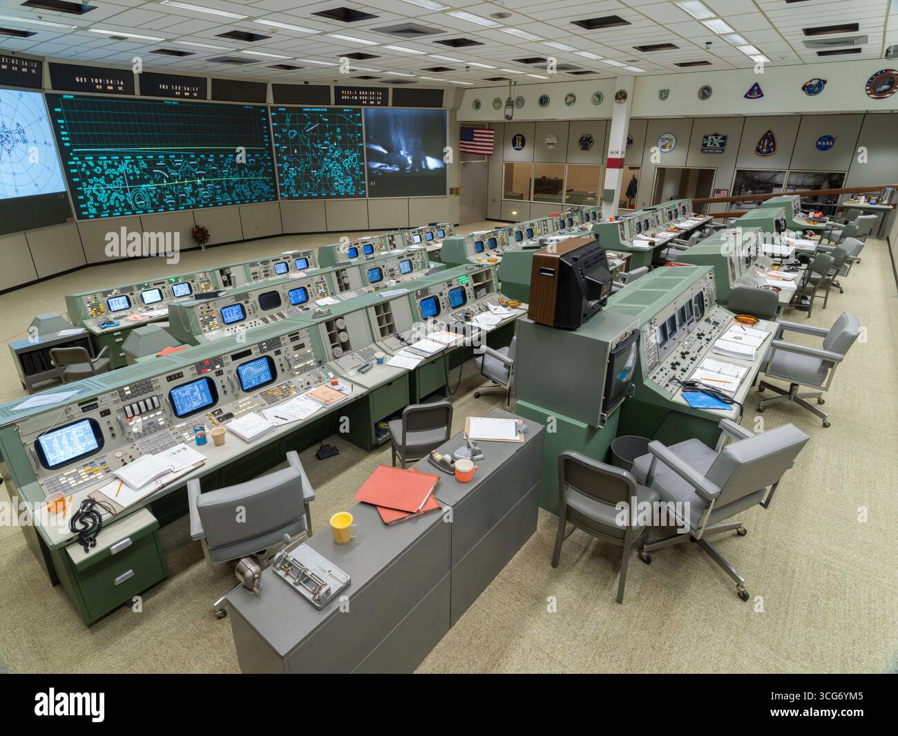 Restaurez Apollo MOCR dans sa configuration finale. Une équipe inégalée d'experts dans un centre de contrôle de mission au Johnson Space Center de la NASA à Houston a fait atterrir les premiers humains sur la Lune. Maintenant, le centre de contrôle de mission Apollo est restauré dans sa configuration de l'ère Apollo pour ressembler exactement à ce qu'il faisait le 20 juillet 1969. Une version optimisée d'une image originale de la NASA : crédit : NASA/RMarkowitz Banque D'Images