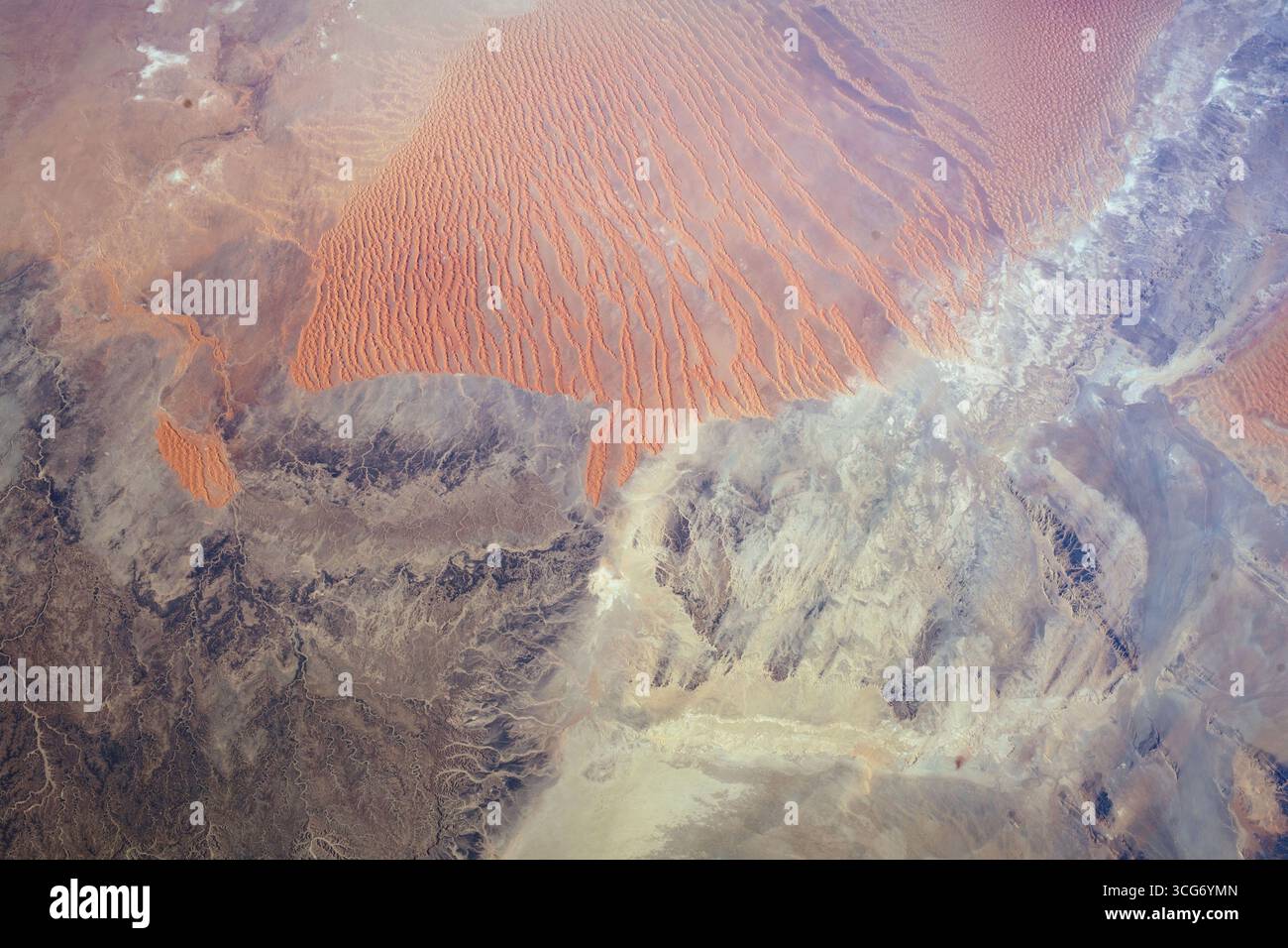 Le désert du Sahara, Algérie. Une partie du désert du Sahara en Algérie est photographiée alors que la Station spatiale internationale orbite à 260 miles au-dessus de l'Afrique du Nord. Une version optimisée d'une image originale de la NASA : crédit : NASA Banque D'Images