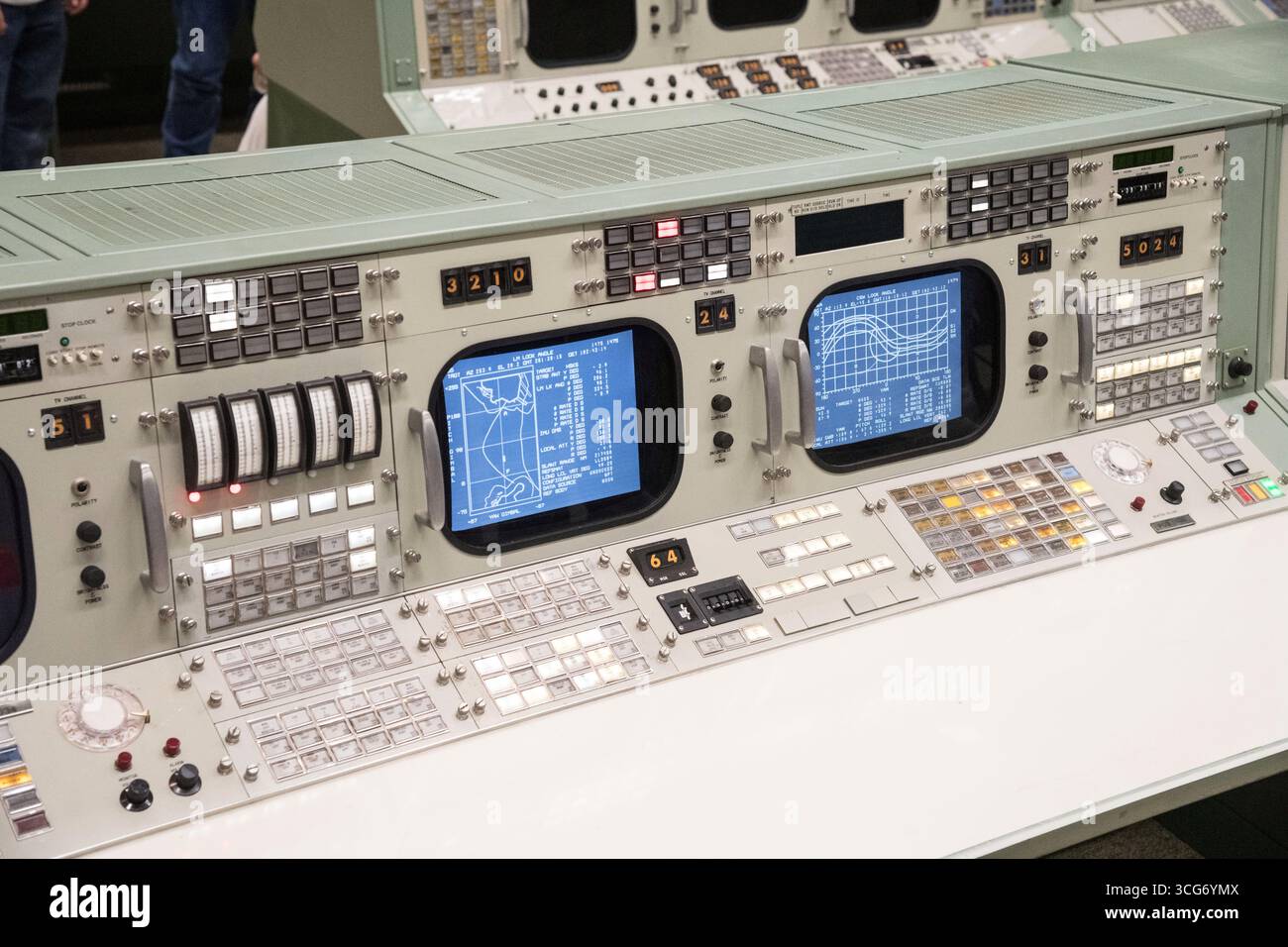 Restaurez Apollo MOCR dans sa configuration finale. Une équipe inégalée d'experts dans un centre de contrôle de mission au Johnson Space Center de la NASA à Houston a fait atterrir les premiers humains sur la Lune. Maintenant, le centre de contrôle de mission Apollo est restauré dans sa configuration de l'ère Apollo pour ressembler exactement à ce qu'il faisait le 20 juillet 1969. Une version optimisée d'une image originale de la NASA : crédit : NASA/RMarkowitz Banque D'Images
