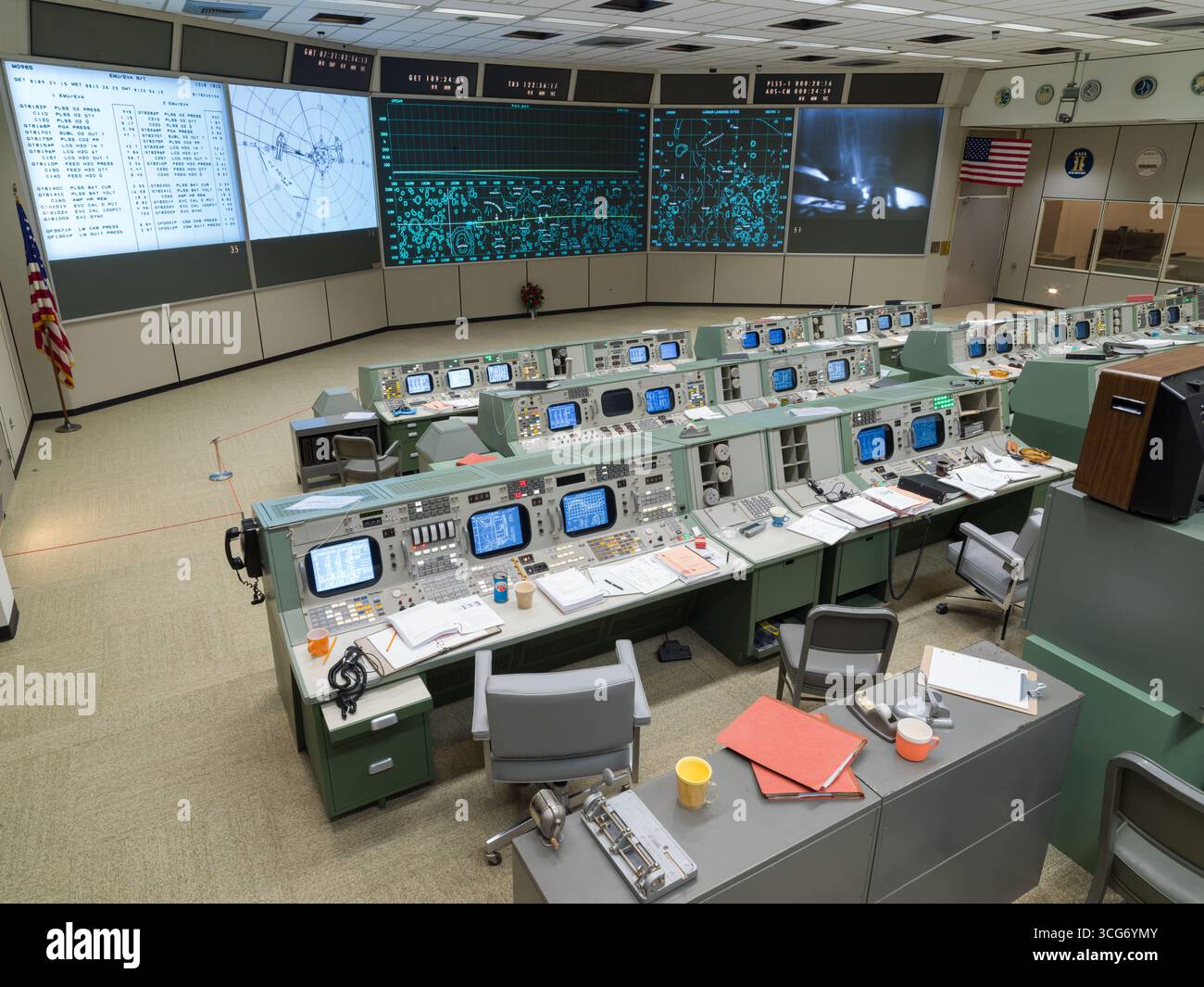 Restaurez Apollo MOCR dans sa configuration finale. Une équipe inégalée d'experts dans un centre de contrôle de mission au Johnson Space Center de la NASA à Houston a fait atterrir les premiers humains sur la Lune. Maintenant, le centre de contrôle de mission Apollo est restauré dans sa configuration de l'ère Apollo pour ressembler exactement à ce qu'il faisait le 20 juillet 1969. Une version optimisée d'une image originale de la NASA : crédit : NASA/RMarkowitz Banque D'Images