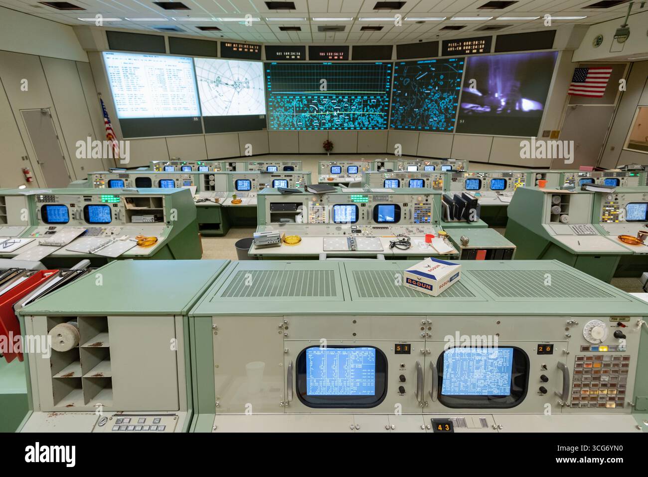 Restaurez Apollo MOCR dans sa configuration finale. Une équipe inégalée d'experts dans un centre de contrôle de mission au Johnson Space Center de la NASA à Houston a fait atterrir les premiers humains sur la Lune. Maintenant, le centre de contrôle de mission Apollo est restauré dans sa configuration de l'ère Apollo pour ressembler exactement à ce qu'il faisait le 20 juillet 1969. Une version optimisée d'une image originale de la NASA : crédit : NASA/RMarkowitz Banque D'Images