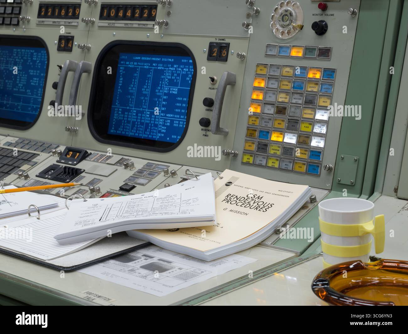 Restaurez Apollo MOCR dans sa configuration finale. Une équipe inégalée d'experts dans un centre de contrôle de mission au Johnson Space Center de la NASA à Houston a fait atterrir les premiers humains sur la Lune. Maintenant, le centre de contrôle de mission Apollo est restauré dans sa configuration de l'ère Apollo pour ressembler exactement à ce qu'il faisait le 20 juillet 1969. Une version optimisée d'une image originale de la NASA : crédit : NASA/RMarkowitz Banque D'Images