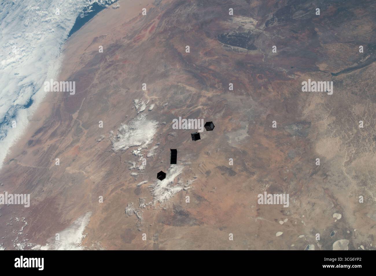Un ensemble de quatre CubeSats est sorti au-dessus de Namibie Dec. 2, 2022. Un ensemble de quatre CubeSats est photographié après avoir été libéré d'un petit satellite déployé à l'extérieur du module de laboratoire Kibo alors que la Station spatiale internationale orbite à 264 miles au-dessus de la Namibie sur le continent africain. Les quatre minuscules satellites, deux du Japon, un de l'Ouganda et un du Zimbabwe, ont été déployés sur orbite terrestre pour diverses études scientifiques et démonstrations technologiques. Une version optimisée d'une image originale de l'ISS : crédit : NASA/JAXA/KWakata usage éditorial seulement. Banque D'Images