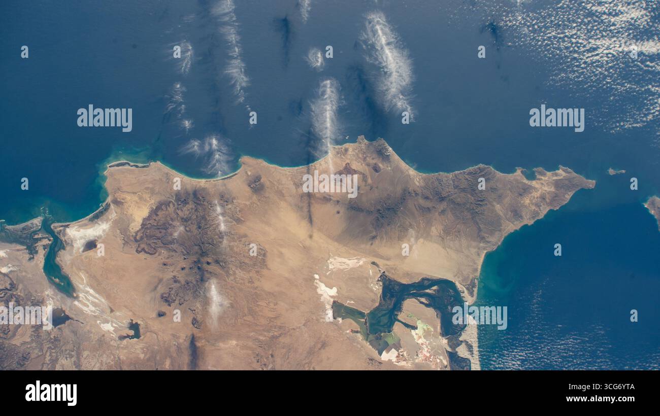 Basse Californie sur l'océan Pacifique. La côte nord de l'État mexicain de basse-Californie du Sud sur l'océan Pacifique est photographiée depuis la Station spatiale internationale alors qu'elle orbite à 258 miles au-dessus. 14 octobre 2023 une version optimisée d'une image originale de la NASA : crédit : NASA Banque D'Images Basse Californie sur l'océan Pacifique. La côte nord de l'État mexicain de basse-Californie du Sud sur l'océan Pacifique est photographiée depuis la Station spatiale internationale alors qu'elle orbite à 258 miles au-dessus. 14 octobre 2023 une version optimisée d'une image originale de la NASA : crédit : NASA Banque D'Images