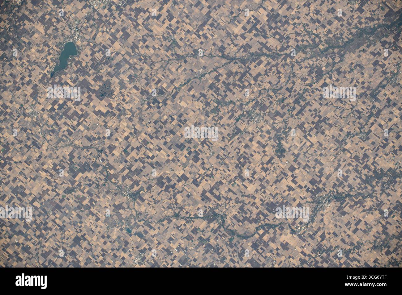 Clear Lake, Iowa, entouré de terres agricoles Clear Lake, Iowa, et son lac homonyme (en haut à gauche) sont entourés de terres agricoles sur cette photographie de la Station spatiale internationale alors qu'il orbite à 259 miles au-dessus de l'État Hawkeye. 17 octobre 2023. Une version optimisée d'une image originale de la NASA : crédit : NASA/Lohara Banque D'Images