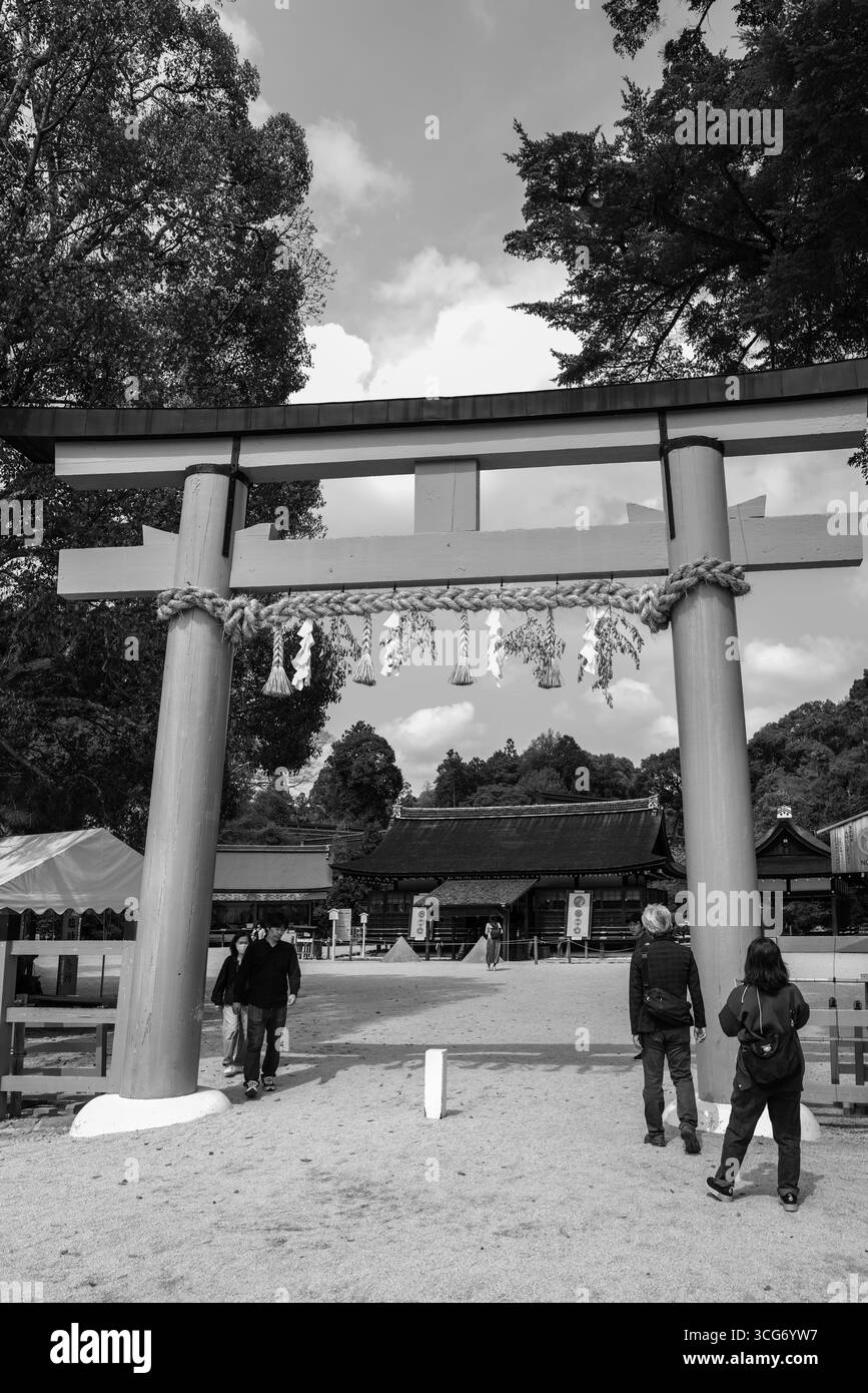 Première porte Torii au sanctuaire Shinto Kamigamo. Les visiteurs explorent le site spirituel serein entouré par la nature et l'architecture traditionnelle dans une photo Banque D'Images