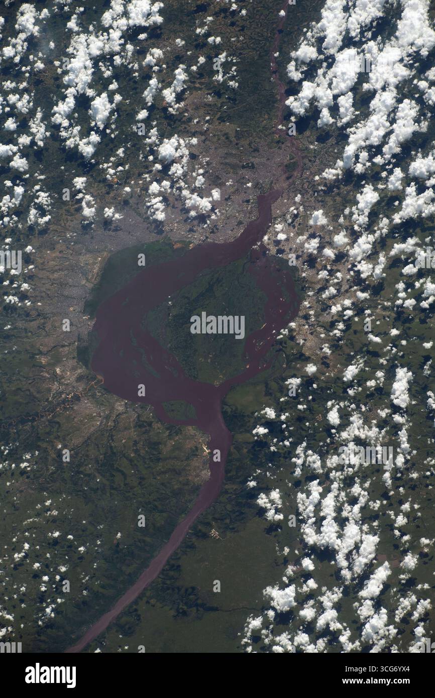 Le fleuve Congo encercle l'île de Mbamu et divise deux villes, deux capitales de leurs Nations respectives. A gauche, Kinshasa représente la République démocratique du Congo, et à droite, Brazzaville représente la République du Congo sur cette photographie de la Station spatiale internationale alors qu'elle orbite à 260 miles au-dessus du continent africain. 20 novembre 2023 une version optimisée d'une image originale de la NASA : crédit NASA/AMogensen Banque D'Images
