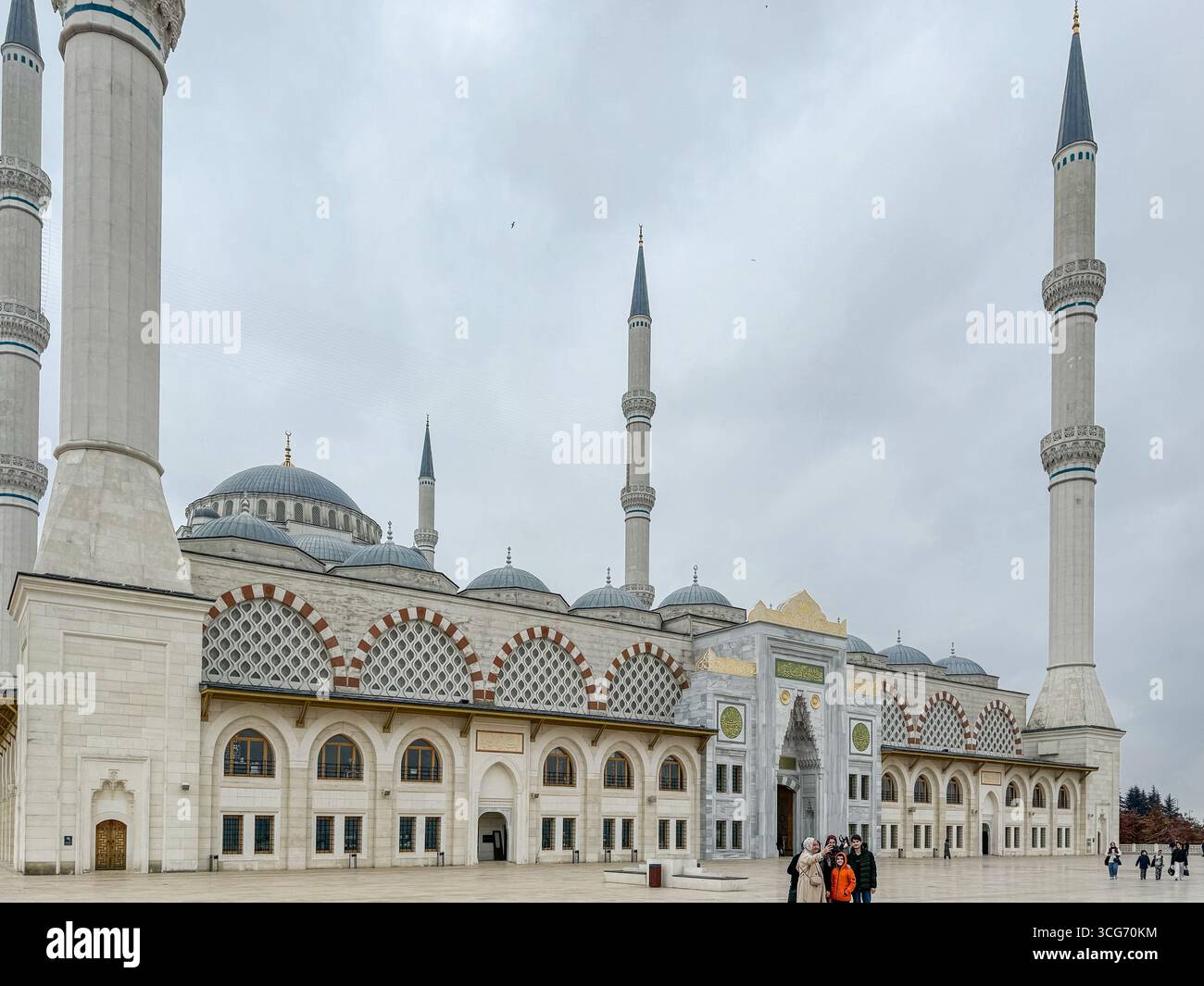 Istanbul, Turquie, Turkiye. Famille turque prenant une photo devant la Grande Mosquée Camlica. Banque D'Images