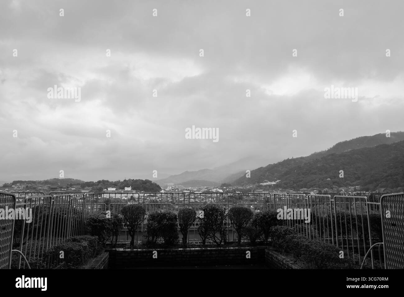 Vue au nord sur la ville de Kyoto depuis l'hôtel Westin Miyako Kyoto, Higashiyama, Kyoto, Kansai, Honshu, Japon Banque D'Images