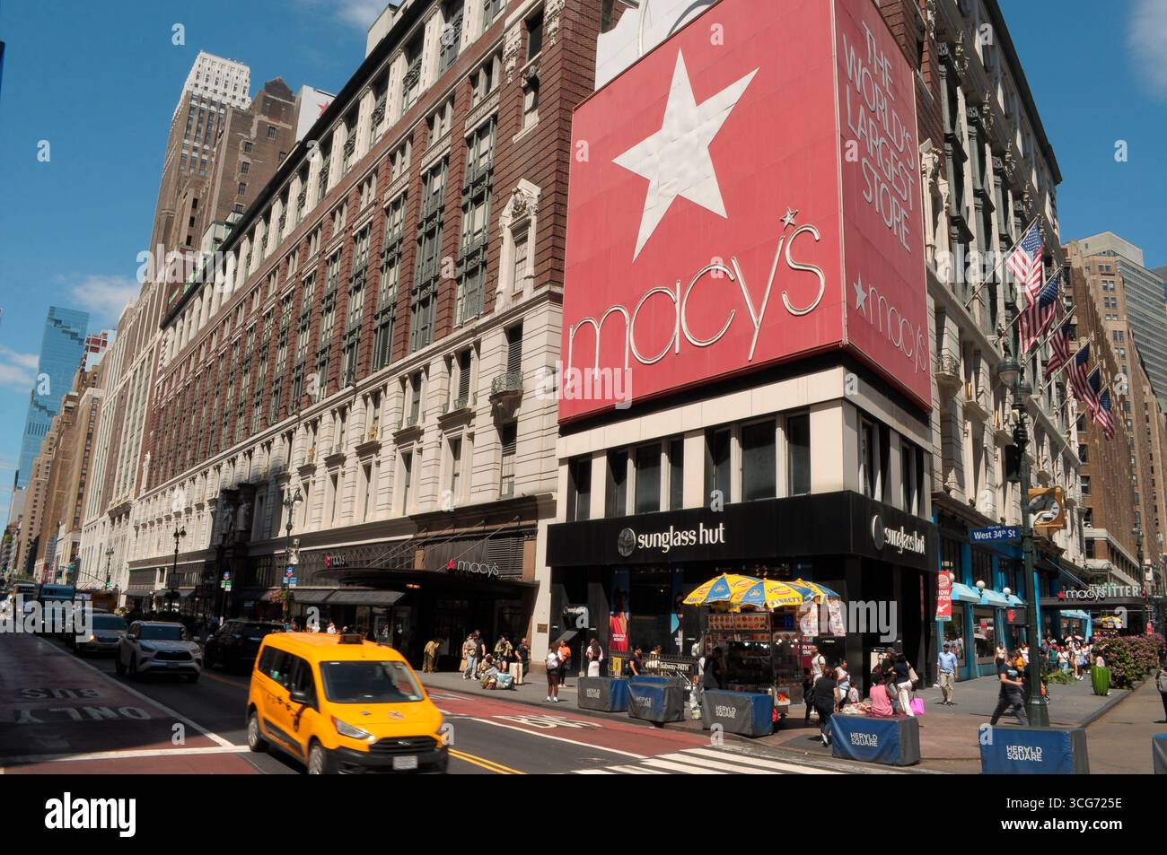 New York, États-Unis. 25 août 2025. Un grand magasin Macy's est vu à Herald Square, Manhattan, New York. (Photo de Jimin Kim/SOPA images/SIPA USA) crédit : SIPA USA/Alamy Live News Banque D'Images