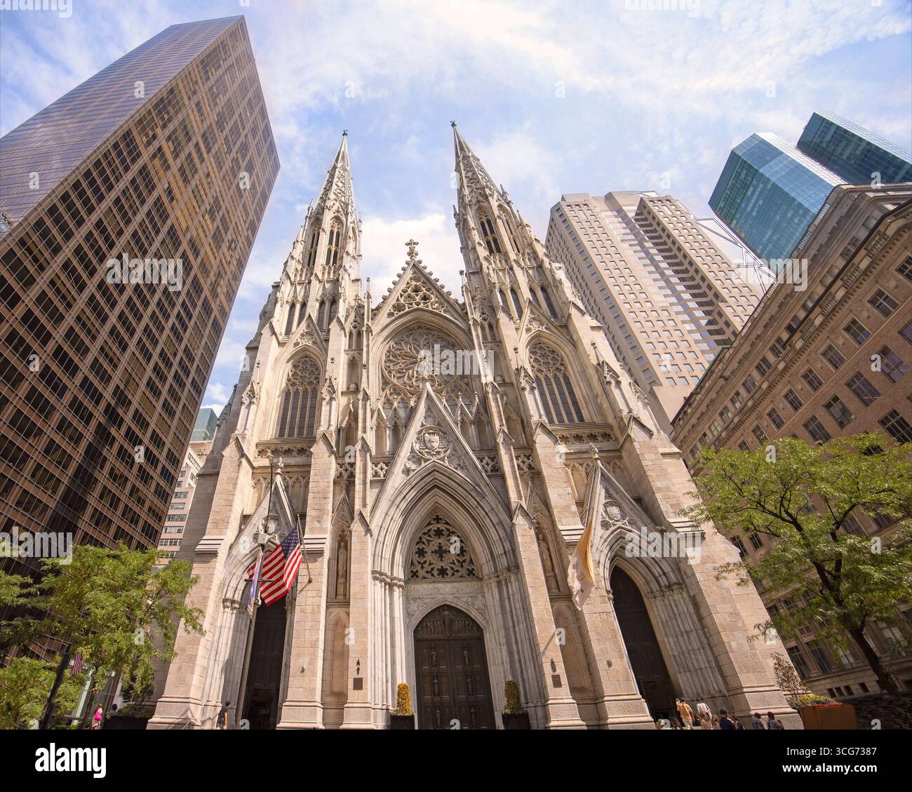 Patrick's Cathédrale extérieur avec taxi jaune au premier plan Banque D'Images