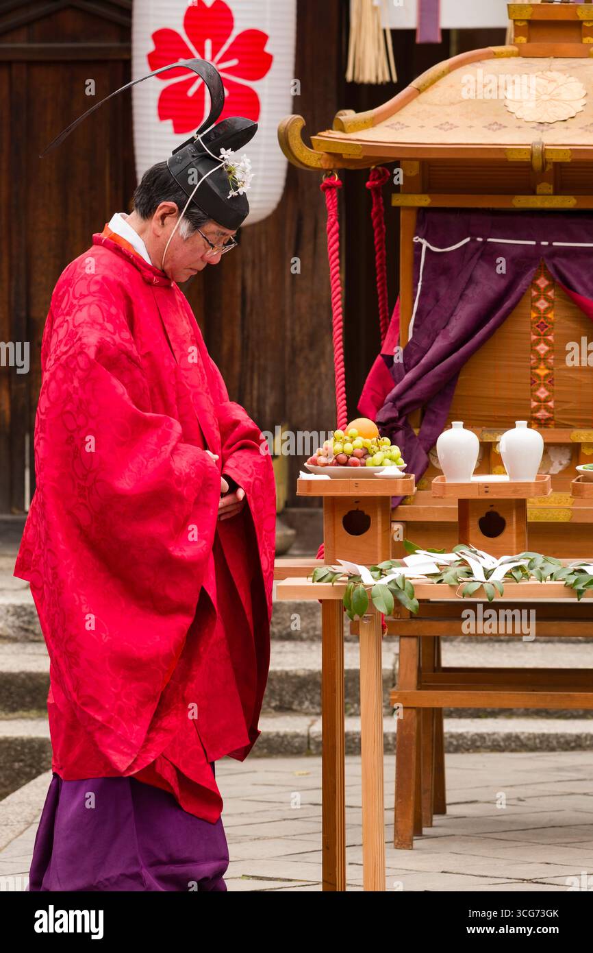 Offrandes de bénédiction du prêtre shinto placées devant le palanquin religieux sacré Mikoshi pendant le festival des cerisiers en fleurs de l'Okasai au sanctuaire de Hirano Banque D'Images