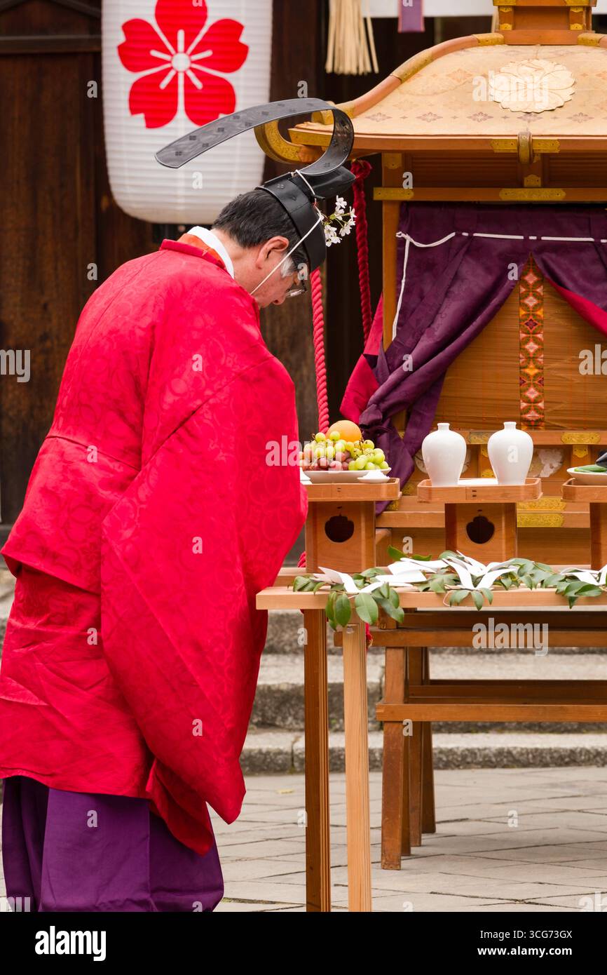 Offrandes de bénédiction du prêtre shinto placées devant le palanquin religieux sacré Mikoshi pendant le festival des cerisiers en fleurs de l'Okasai au sanctuaire de Hirano Banque D'Images
