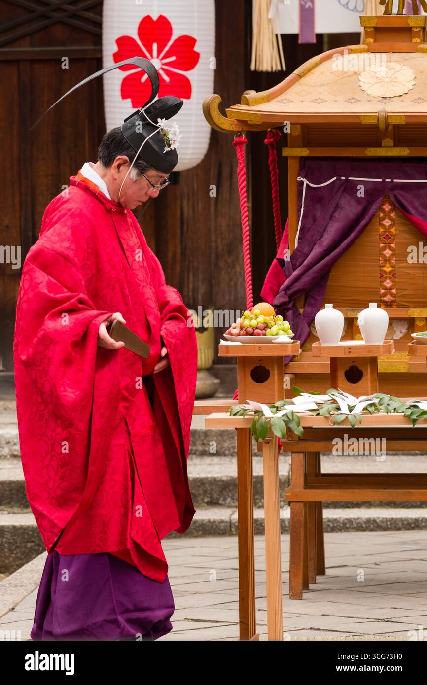 Offrandes de bénédiction du prêtre shinto placées devant le palanquin religieux sacré Mikoshi pendant le festival des cerisiers en fleurs de l'Okasai au sanctuaire de Hirano Banque D'Images