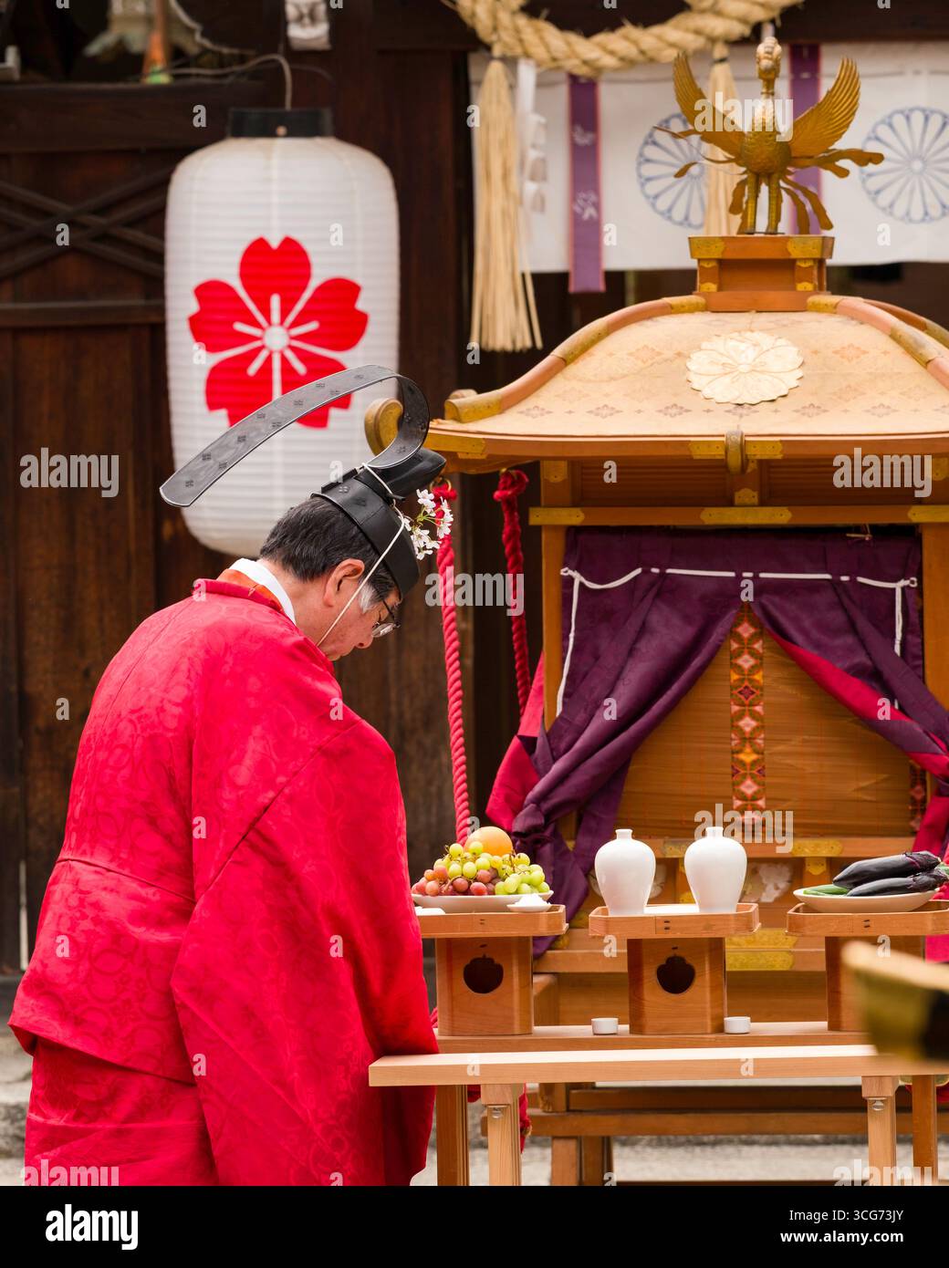 Offrande de bénédiction du prêtre shinto pendant le festival de fleurs de cerisier de l'Okasai au sanctuaire de Hirano, Hirano Miyamotocho, quartier de Kita, Kyoto, Kansai, Honshu, Japa Banque D'Images