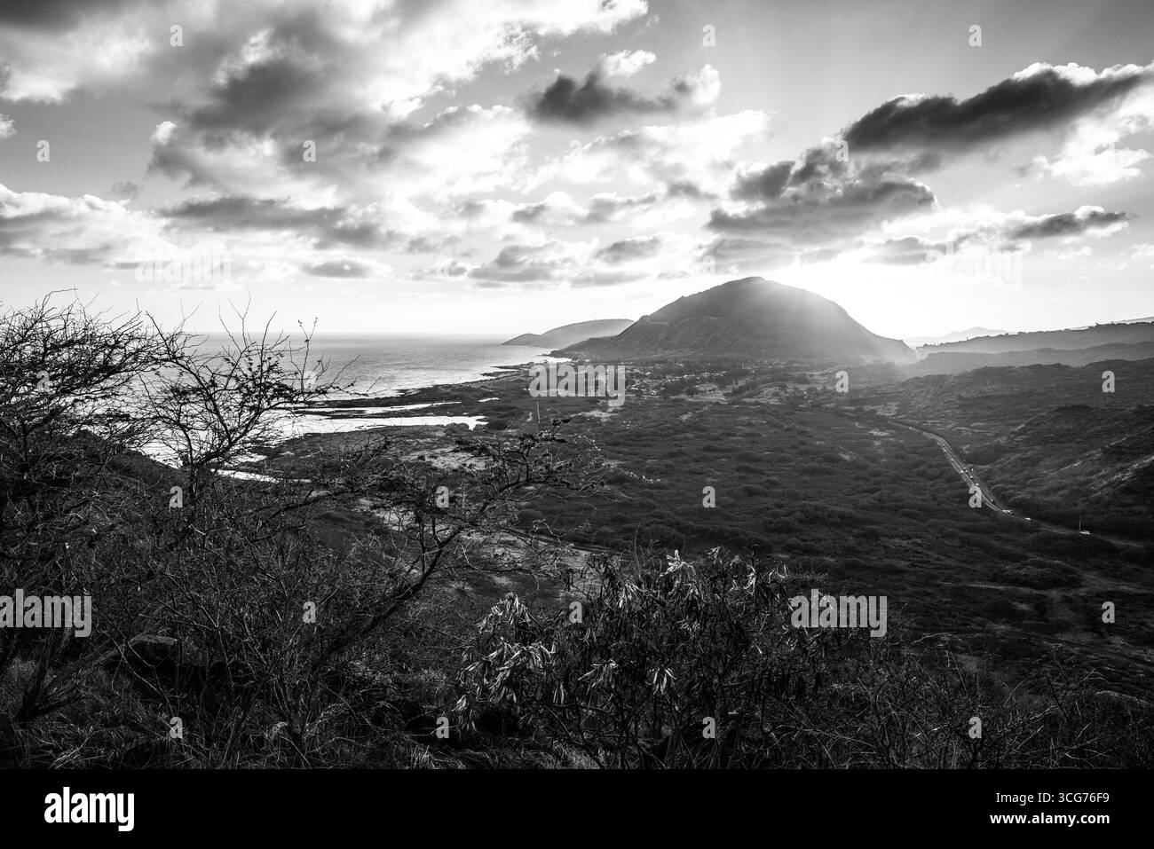 Vue du coucher du soleil derrière le cratère Koko Head avec le rivage aride de Kaiwi au premier plan depuis le sentier du phare Makapu'u point, Oahu, Hawaï Banque D'Images